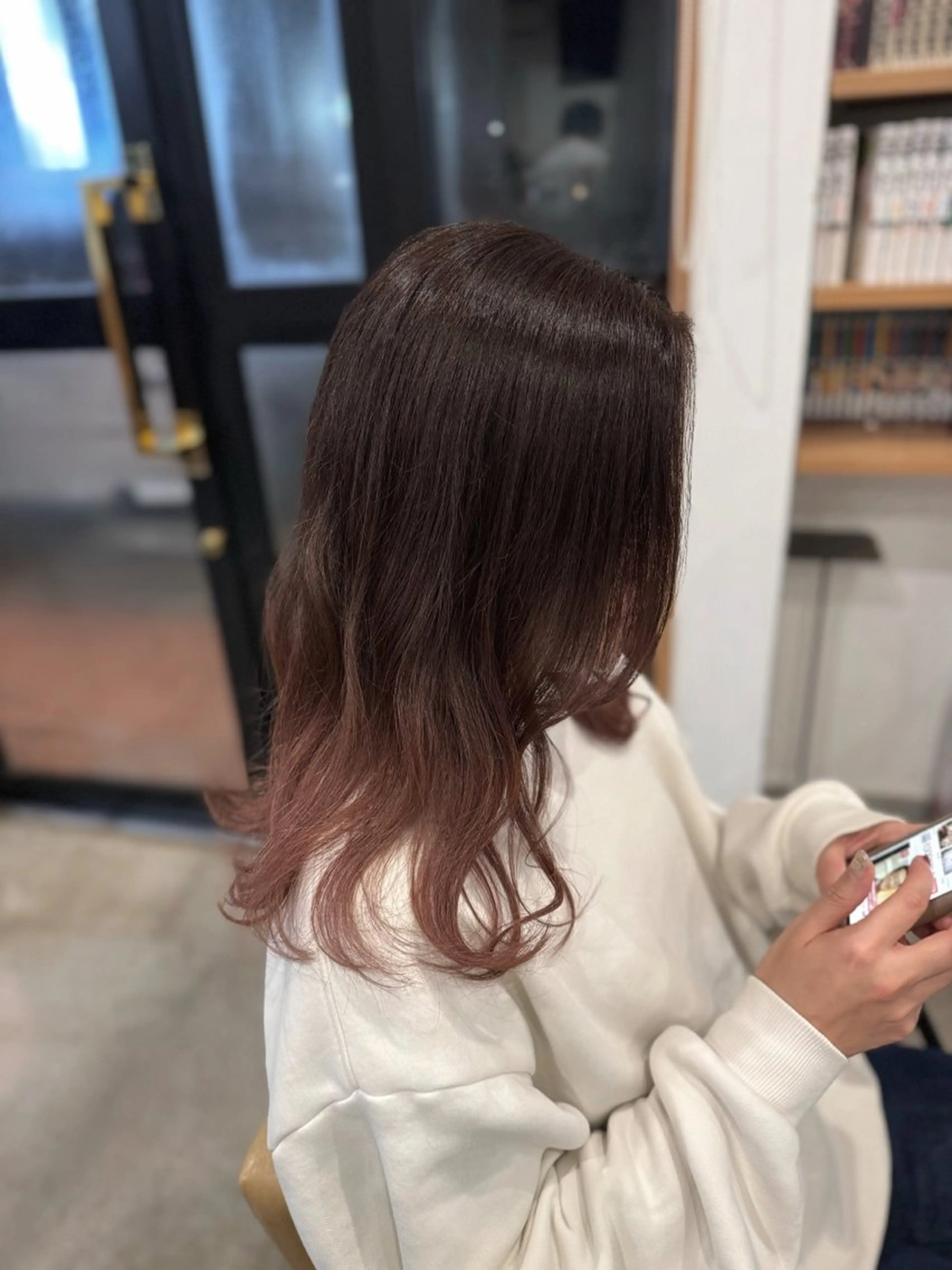セミロング カラー グラデーションカラー ピンクカラー ヘアカラー 瀬尾 亜沙美のヘアスタイル
