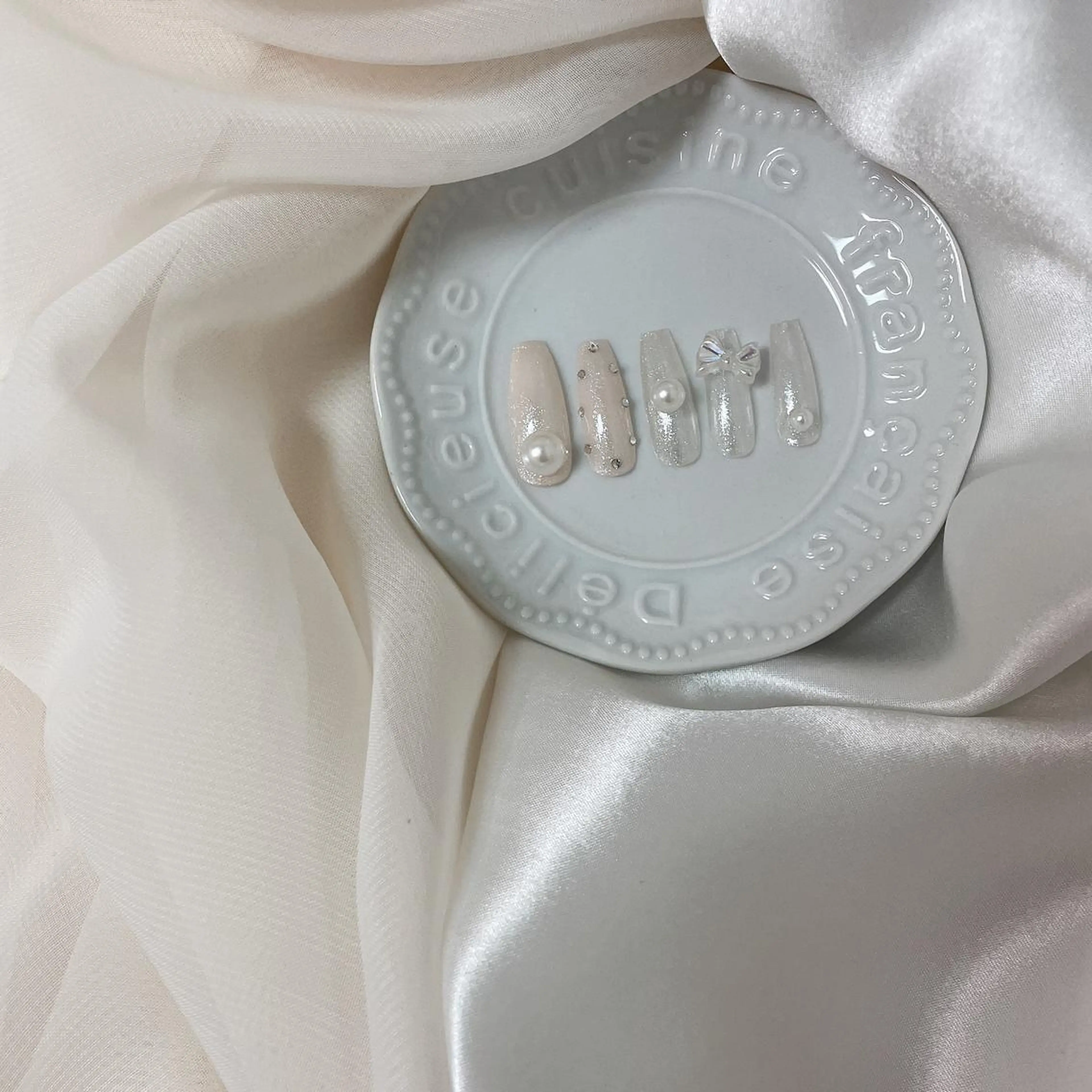 カラー ネイル オーロラネイル ガーリー ラメ(グリッター) リボン 𓂃🦢Aurora Swan🌙𓂃のネイルデザイン