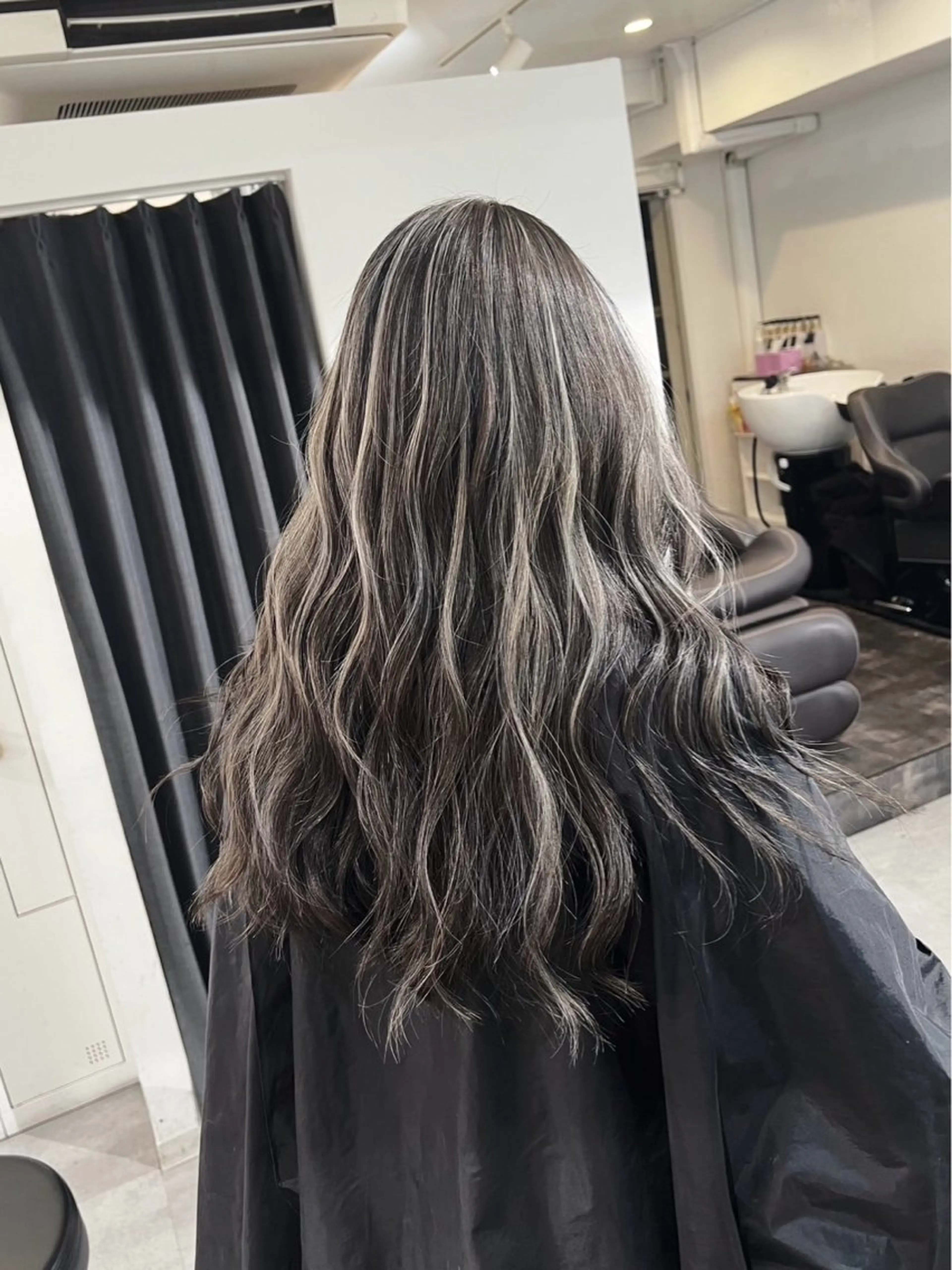 ロング カラー ダークグレー ダークグレージュ グレージュ ハイライトカラー ハイライト ヘアカラー トリートメント ROBIN所属・指名数No.1 /NAOYAのヘアスタイル