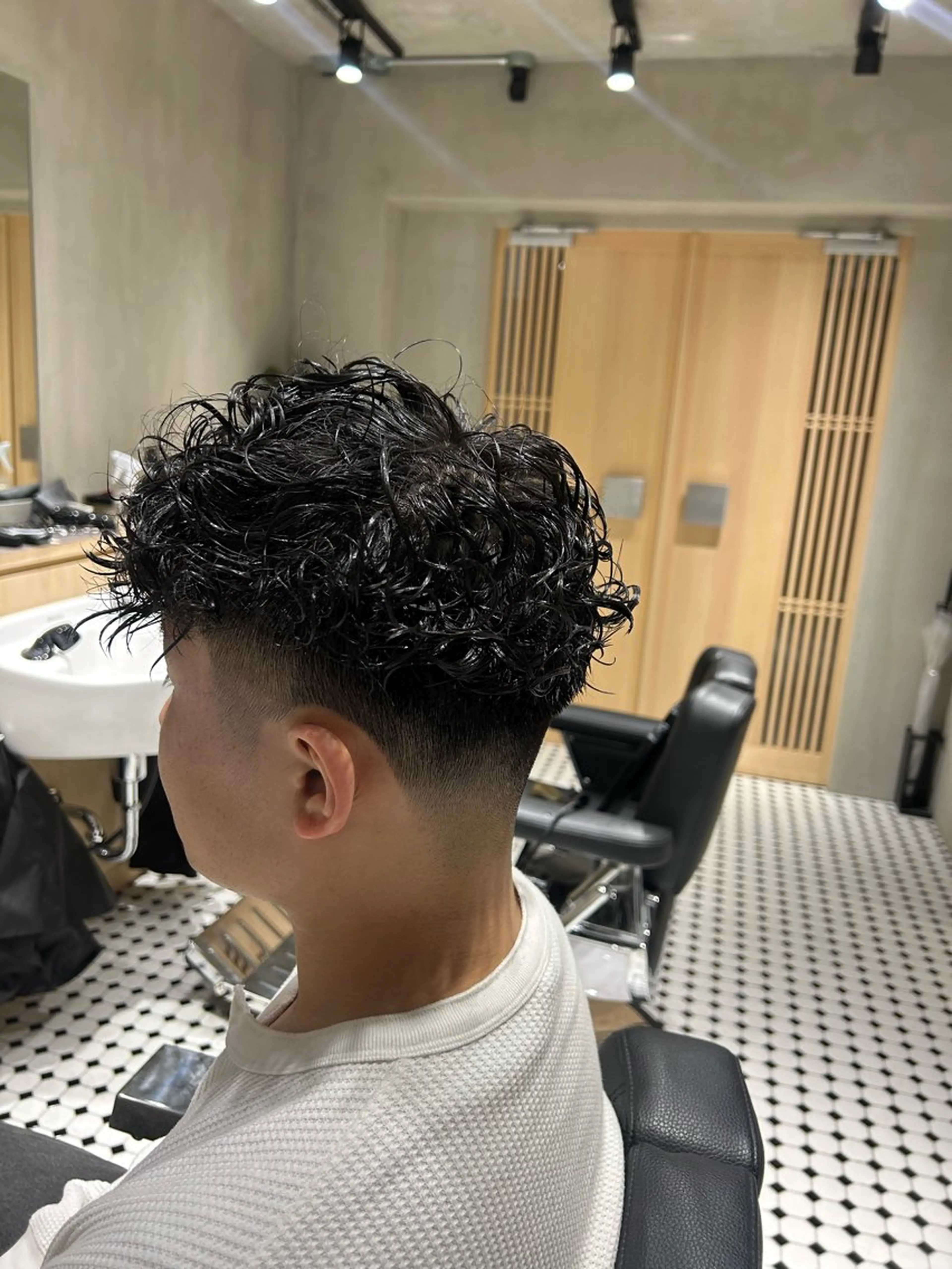 ミディアム メンズ フェードカット スペインカール カット パーマ 【明大前フェード/ メンズパーマ/岳】のヘアスタイル