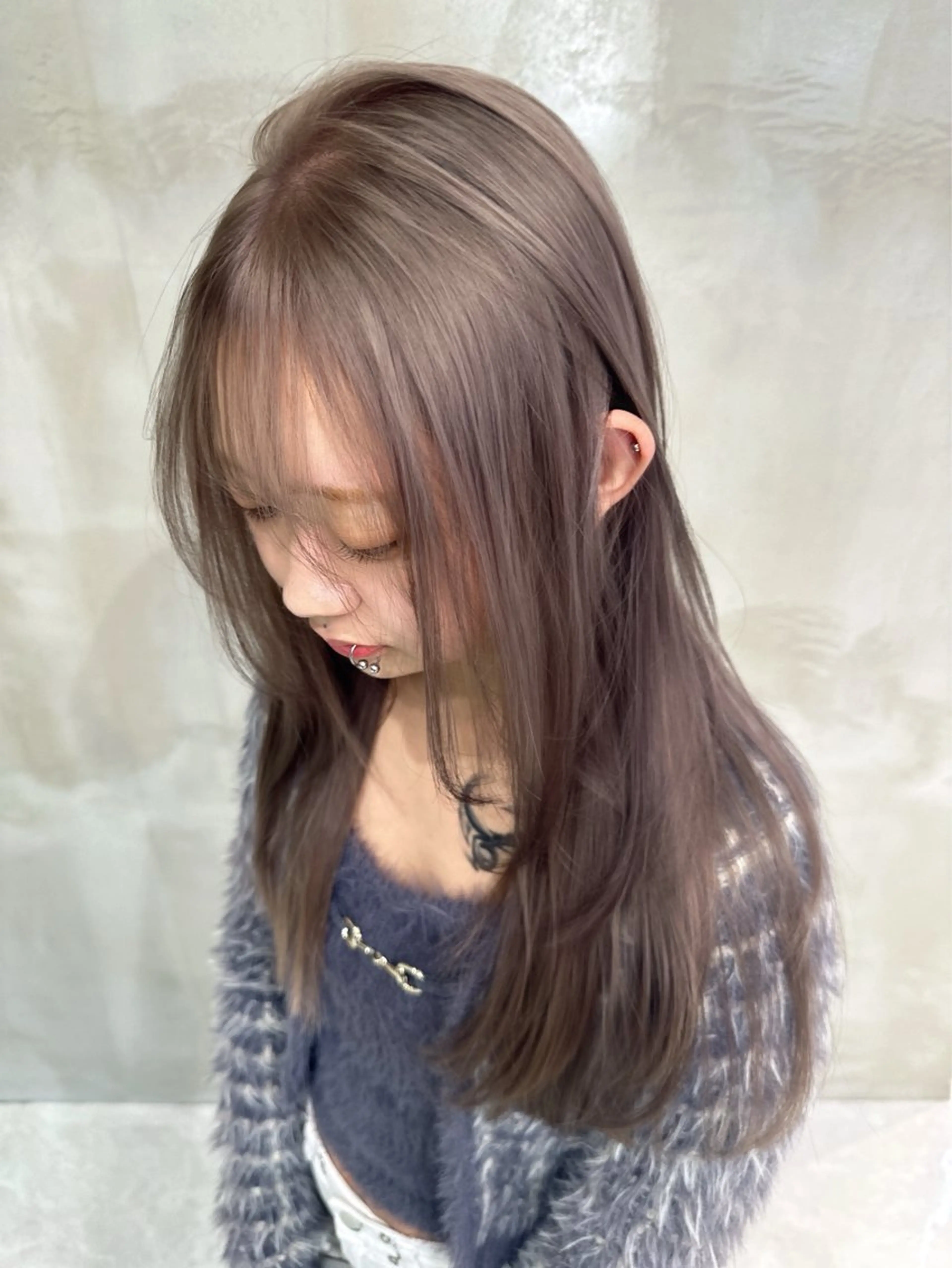 ロング カラー ヘアカラー レイヤーカット 透明感カラーのヘアスタイル