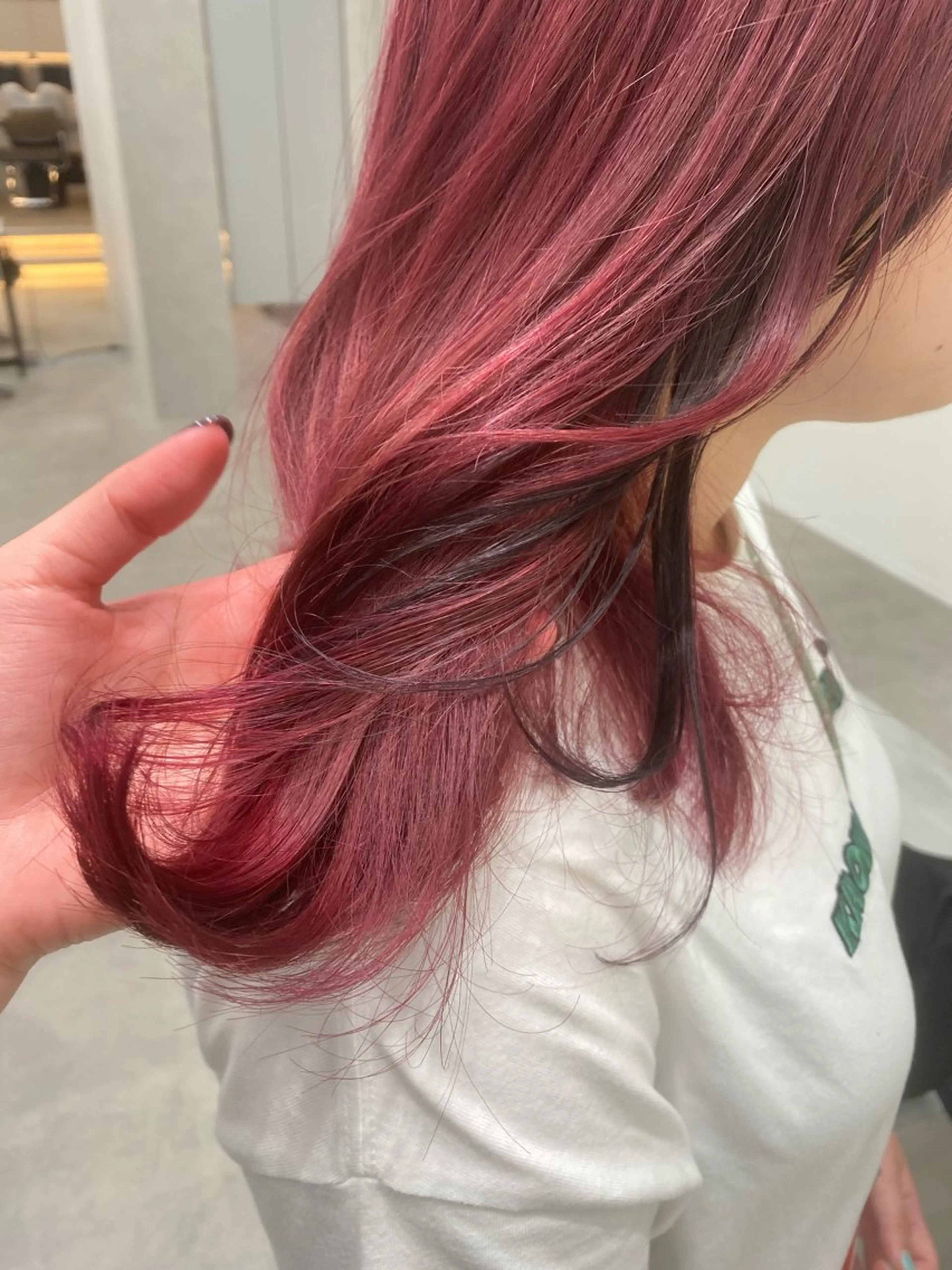 カラー ピンクカラー レッドカラー 中村 彩夏のヘアスタイル