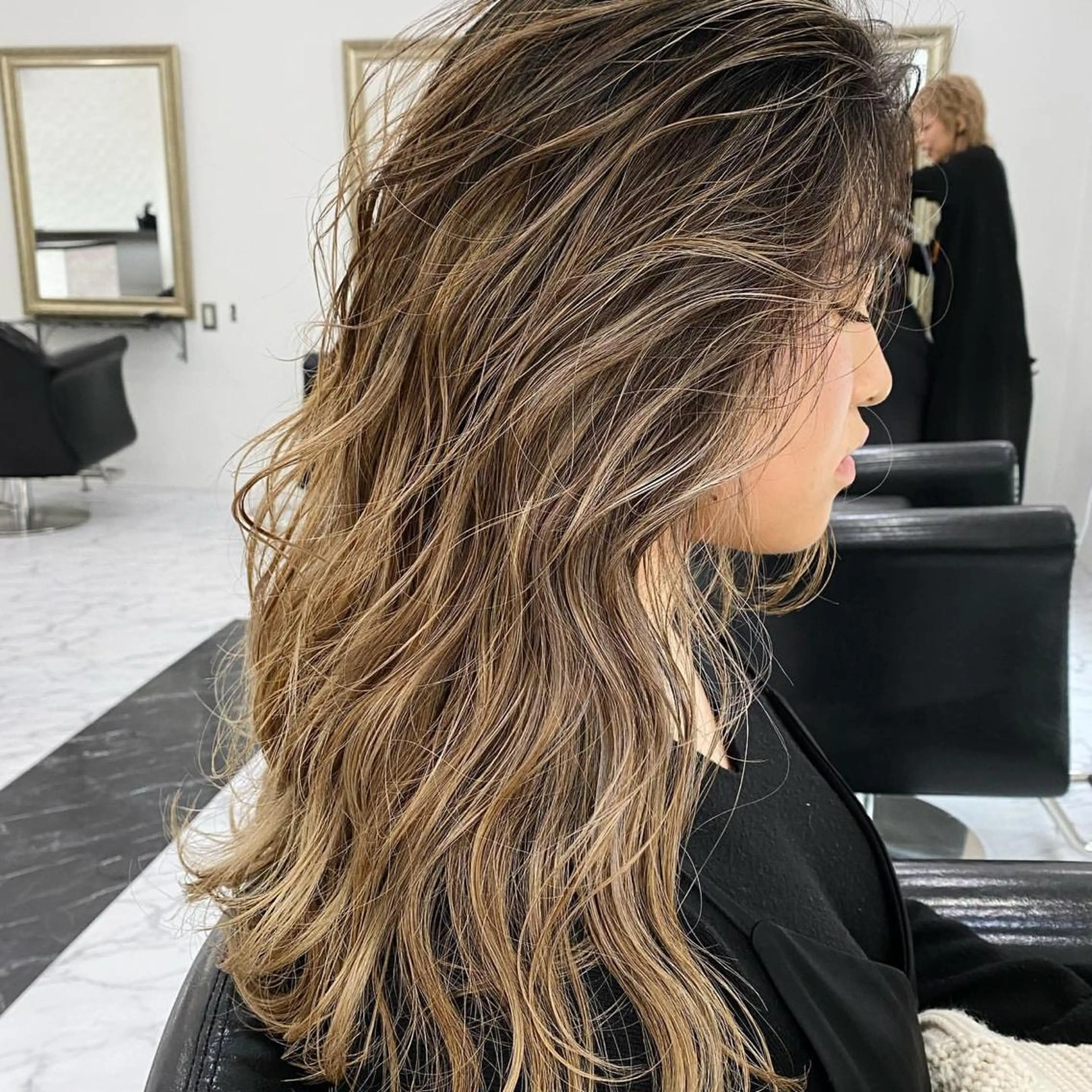 ロング カラー ハイライトカラー ハイライト トリートメント DEAN 名駅店 大人レイヤーカットのヘアスタイル