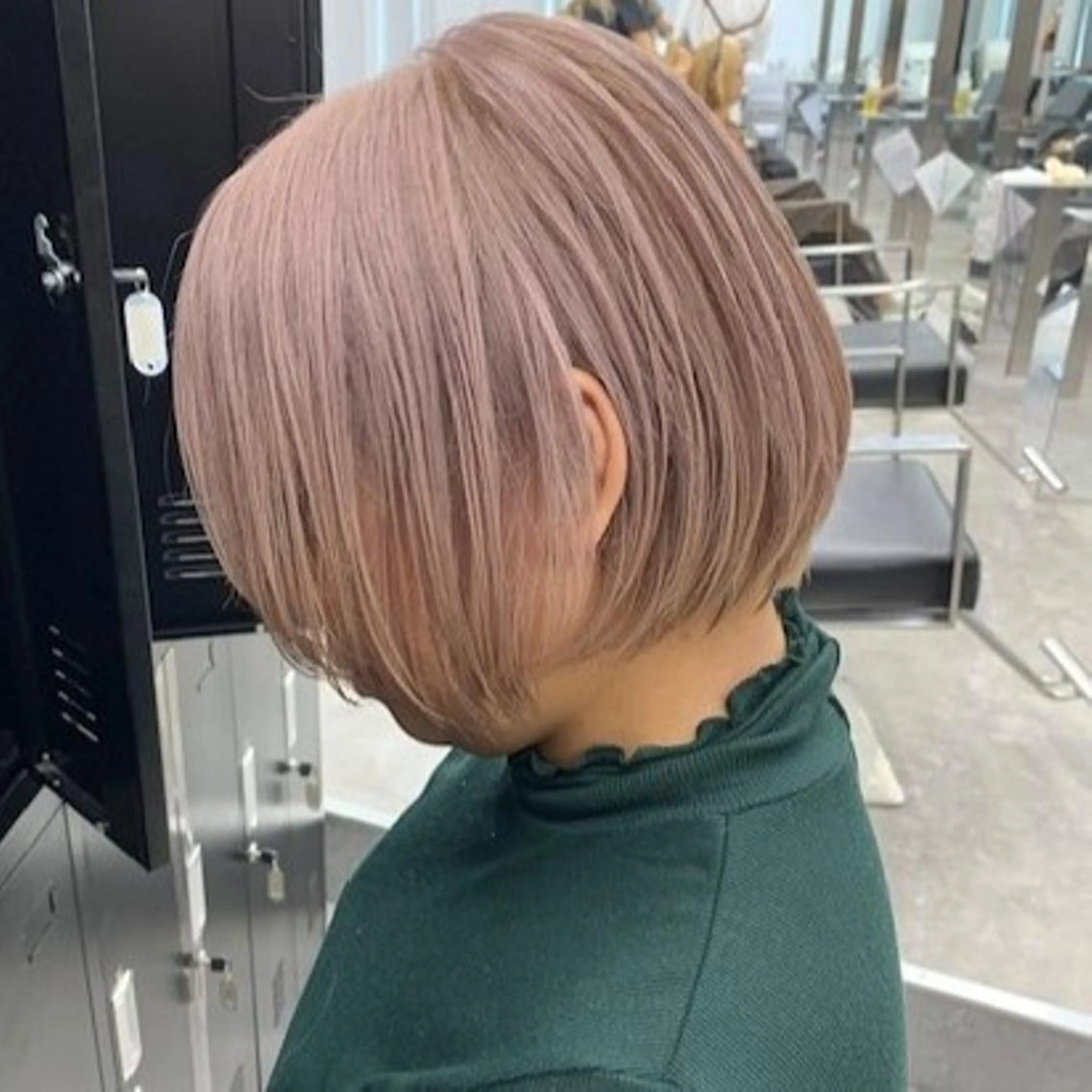 ショート カラー ミルクティーベージュ 近鉄奈良駅　向田のヘアスタイル