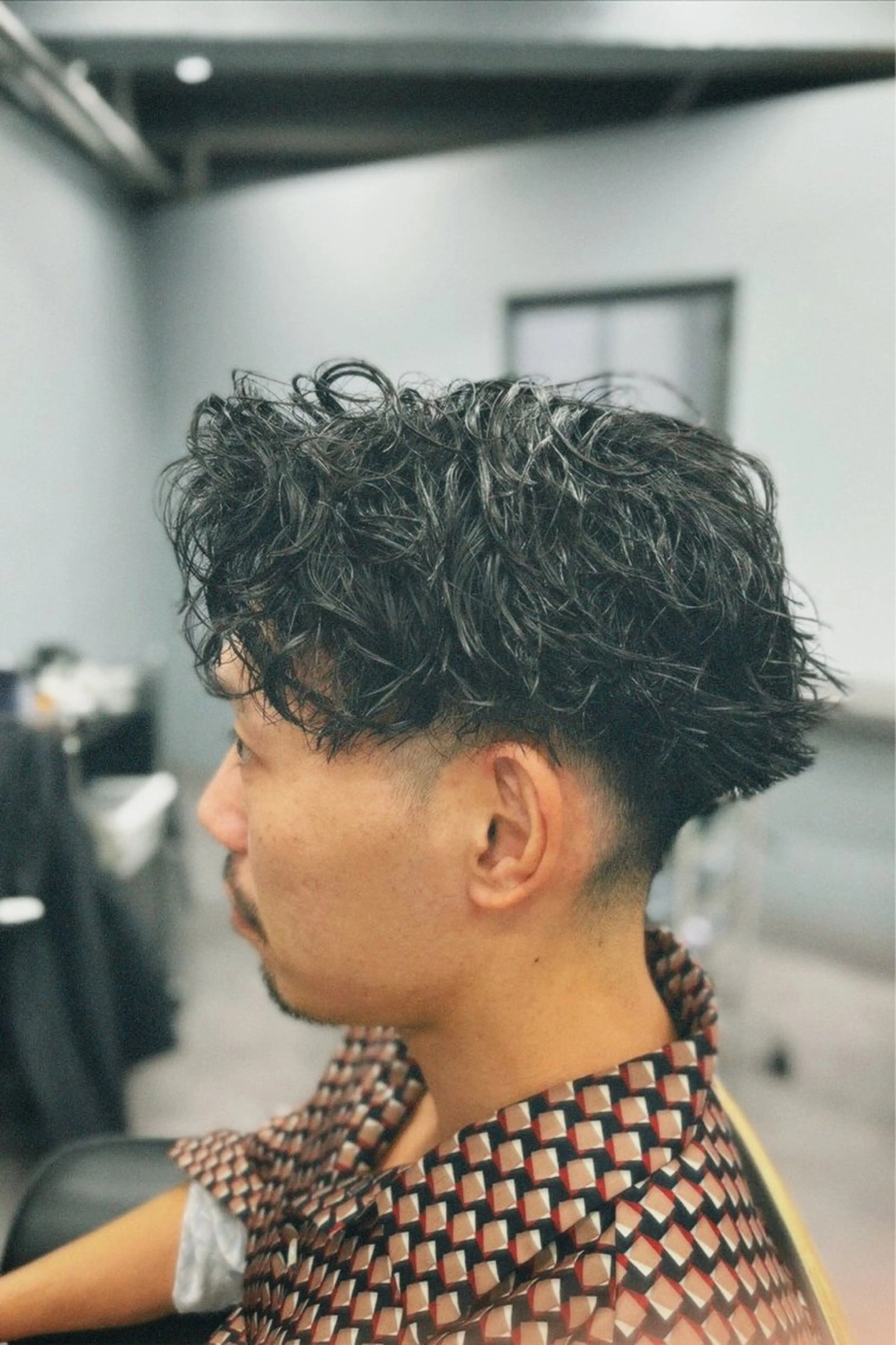 ミディアム パーマ メンズ ミディアムパーマ センターパート フェードカット マッシュ メンズパーマ icon Blue所属・池袋メンズパーマ フェード純平のヘアスタイル