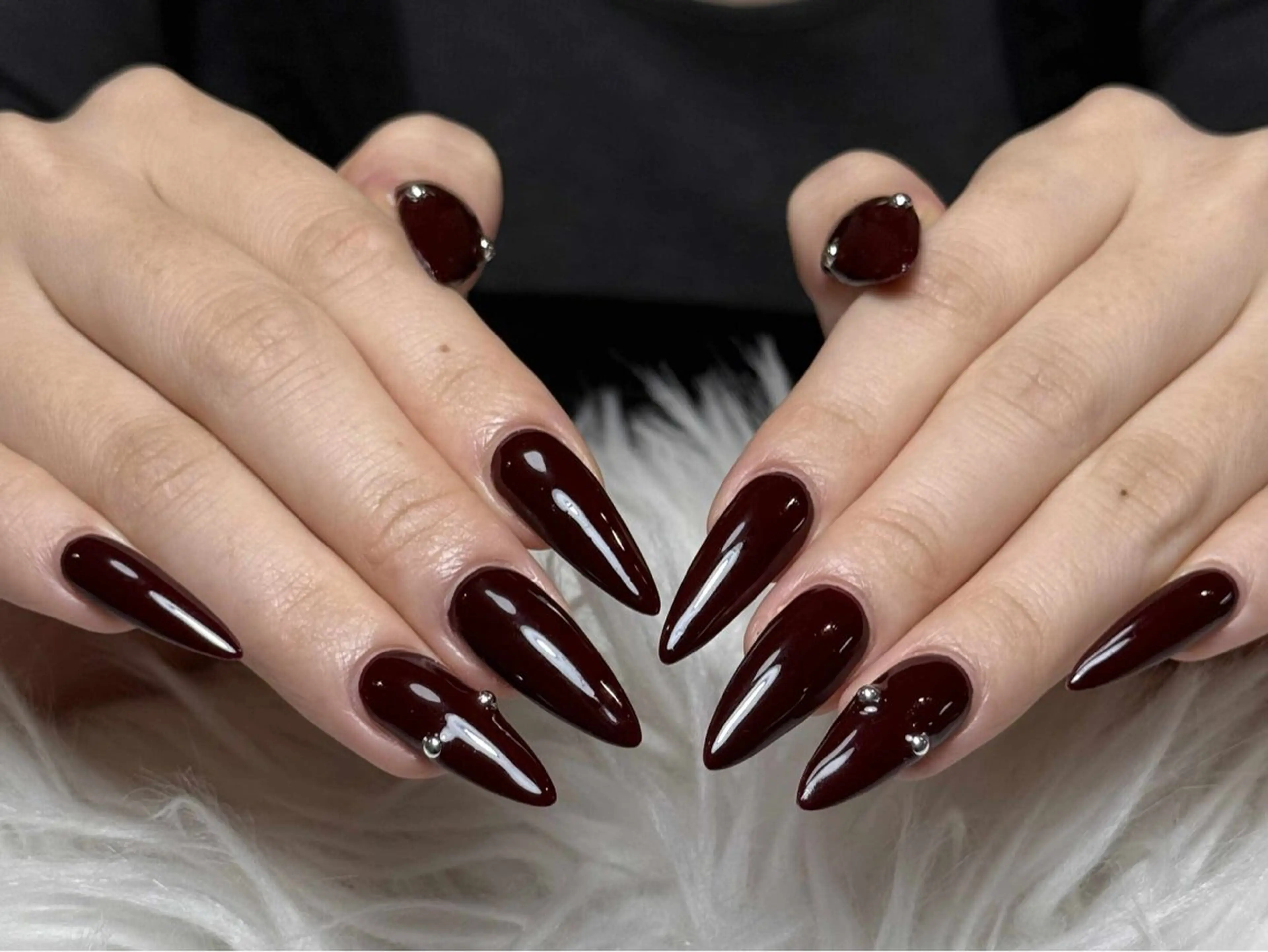 ネイル ボルドー ブラウン チークネイル ドット フットネイル Julli NailStudioのネイルデザイン