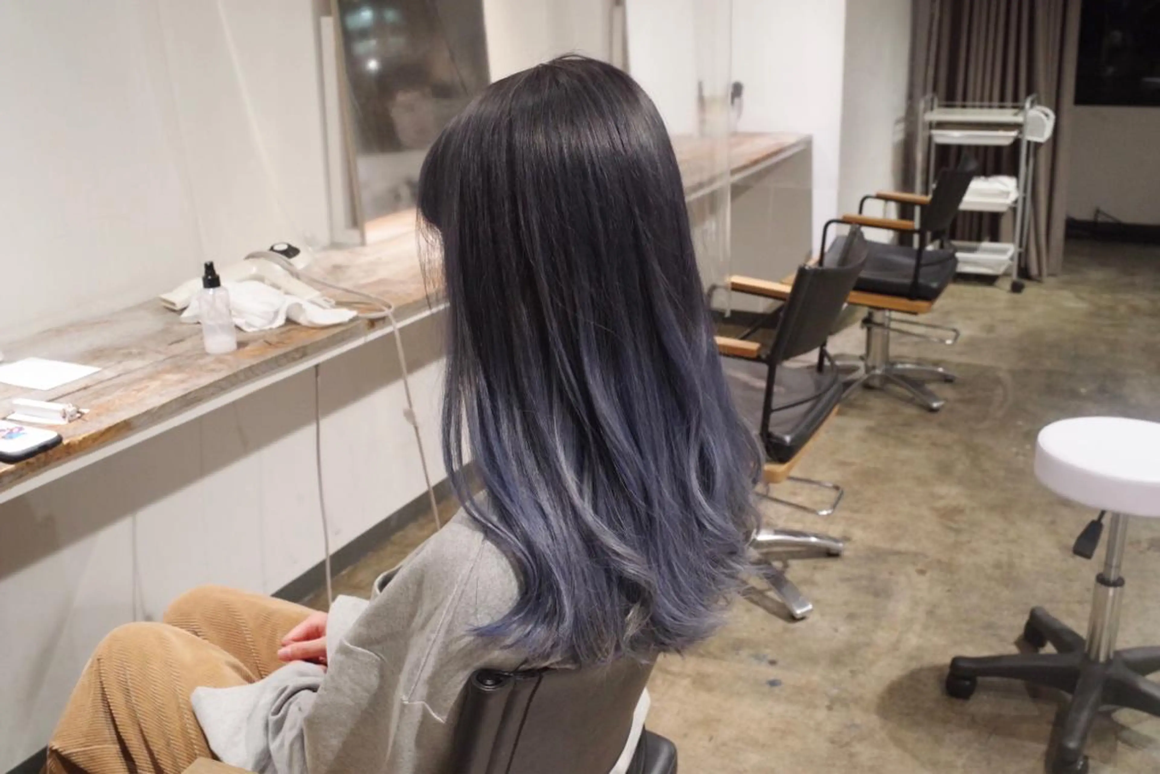 ロング カラー ダークグレー ネイビーカラー ✅ケアブリーチ✅ トヨオカ ノブヒデのヘアスタイル