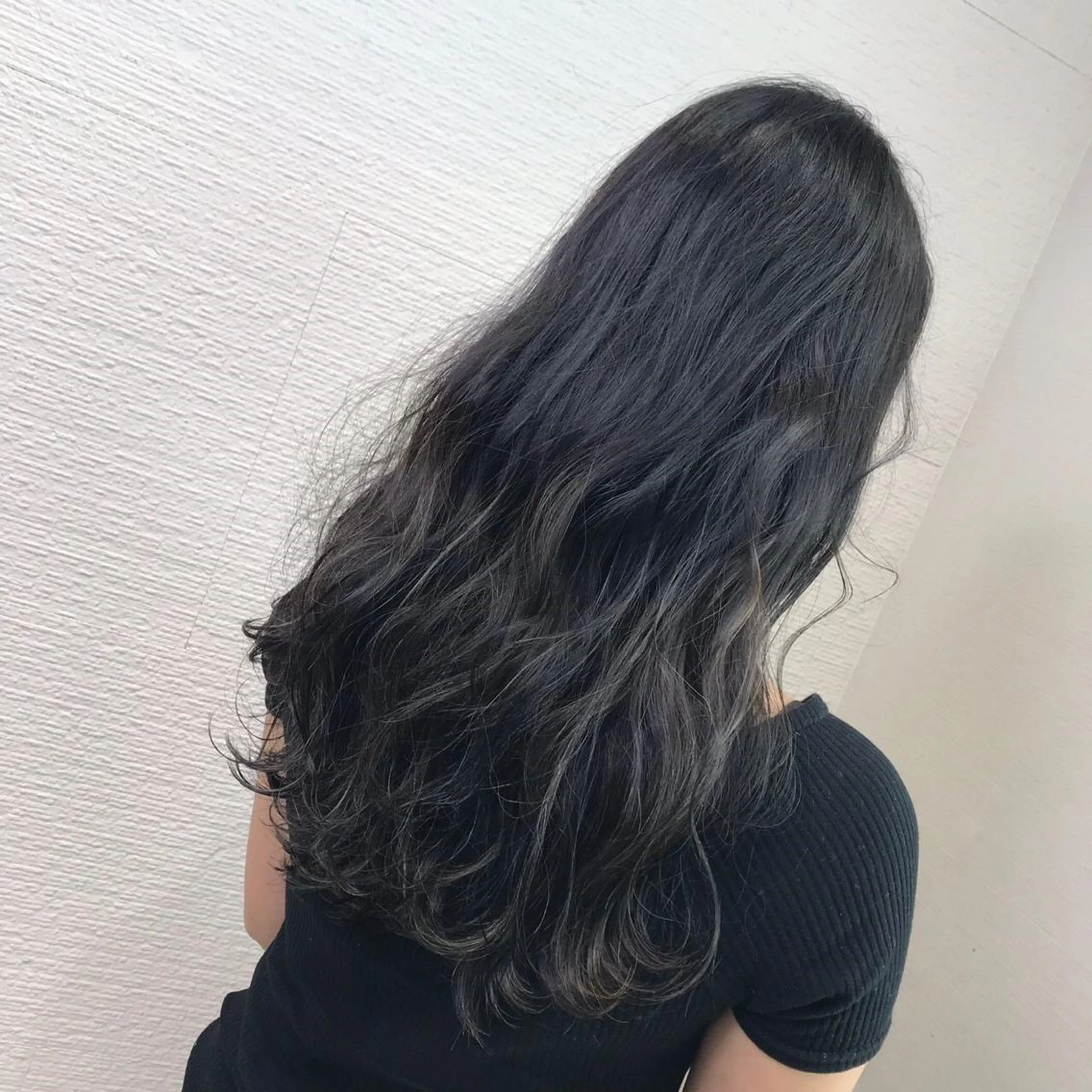 ロング カラー ヘアアレンジ ブルーカラー ブルージュ 白髪ぼかしハイライト 茗荷谷駅徒歩2分のヘアスタイル