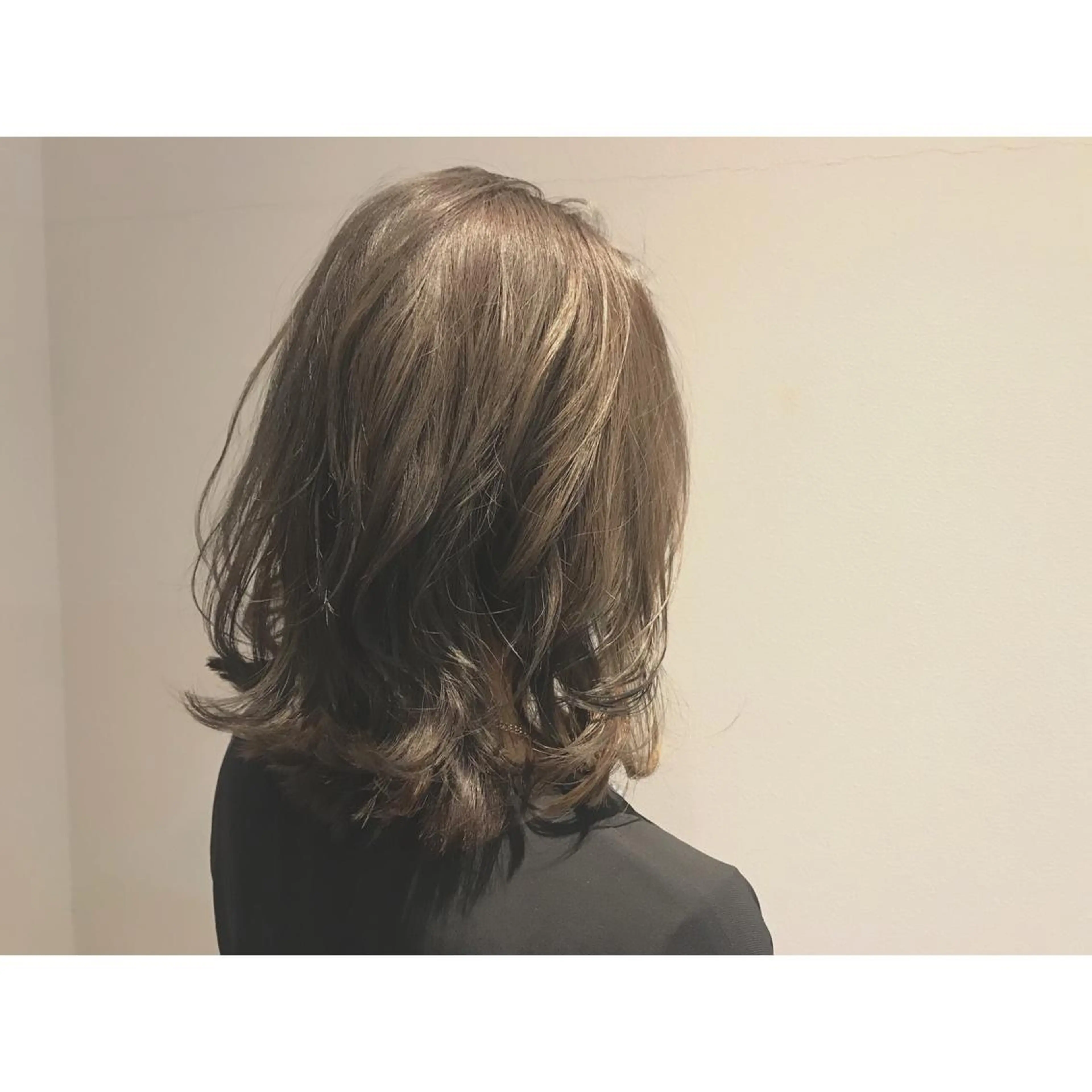 ミディアム カラー 切りっぱなしボブ グレージュ ハイライトカラー インナーカラー 3Dハイライト なかにし まゆみのヘアスタイル