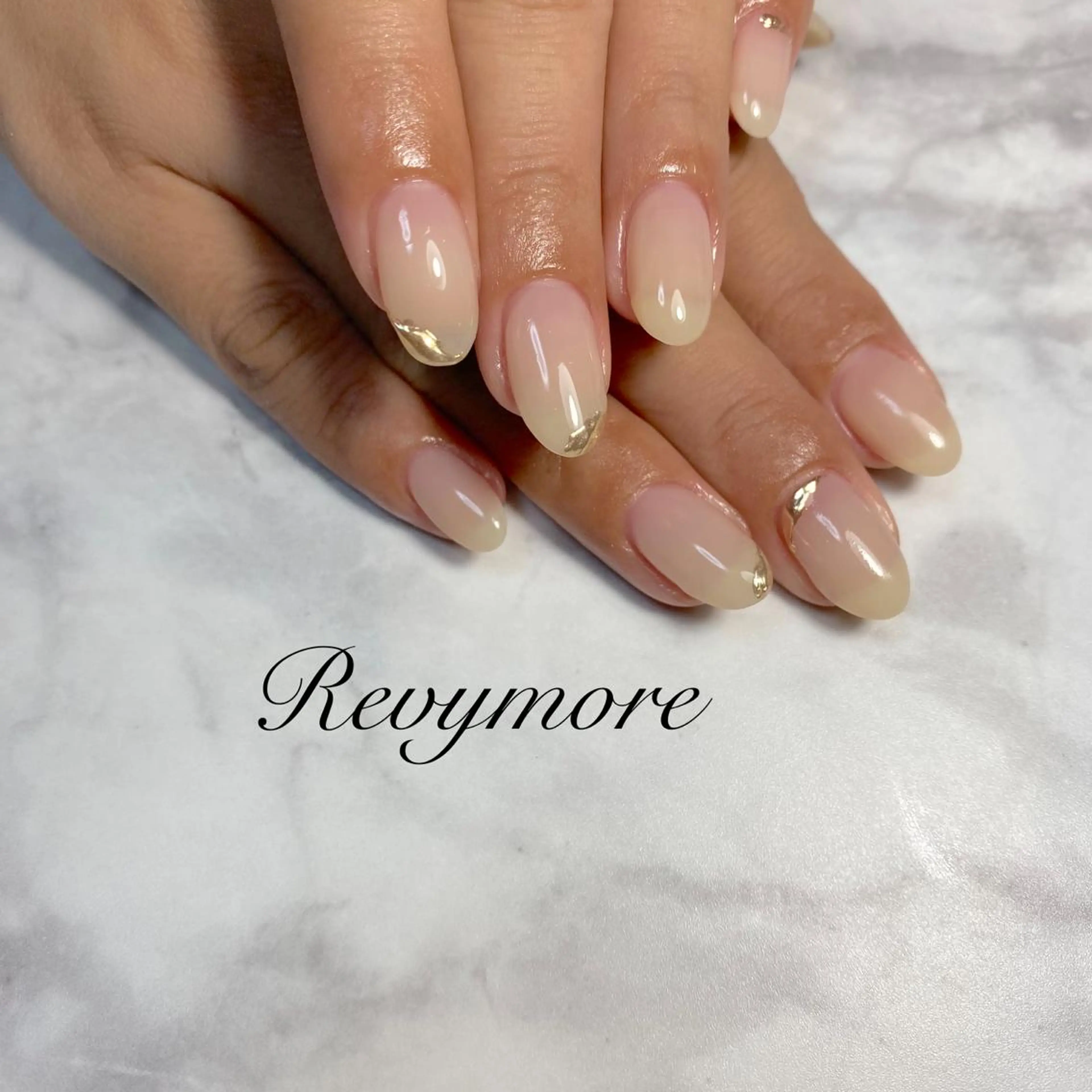 ミディアム ネイル 韓国風ヘア アートネイル ジェルネイル キラキラネイル 韓国ネイル nail salon Revymoreのネイルデザイン