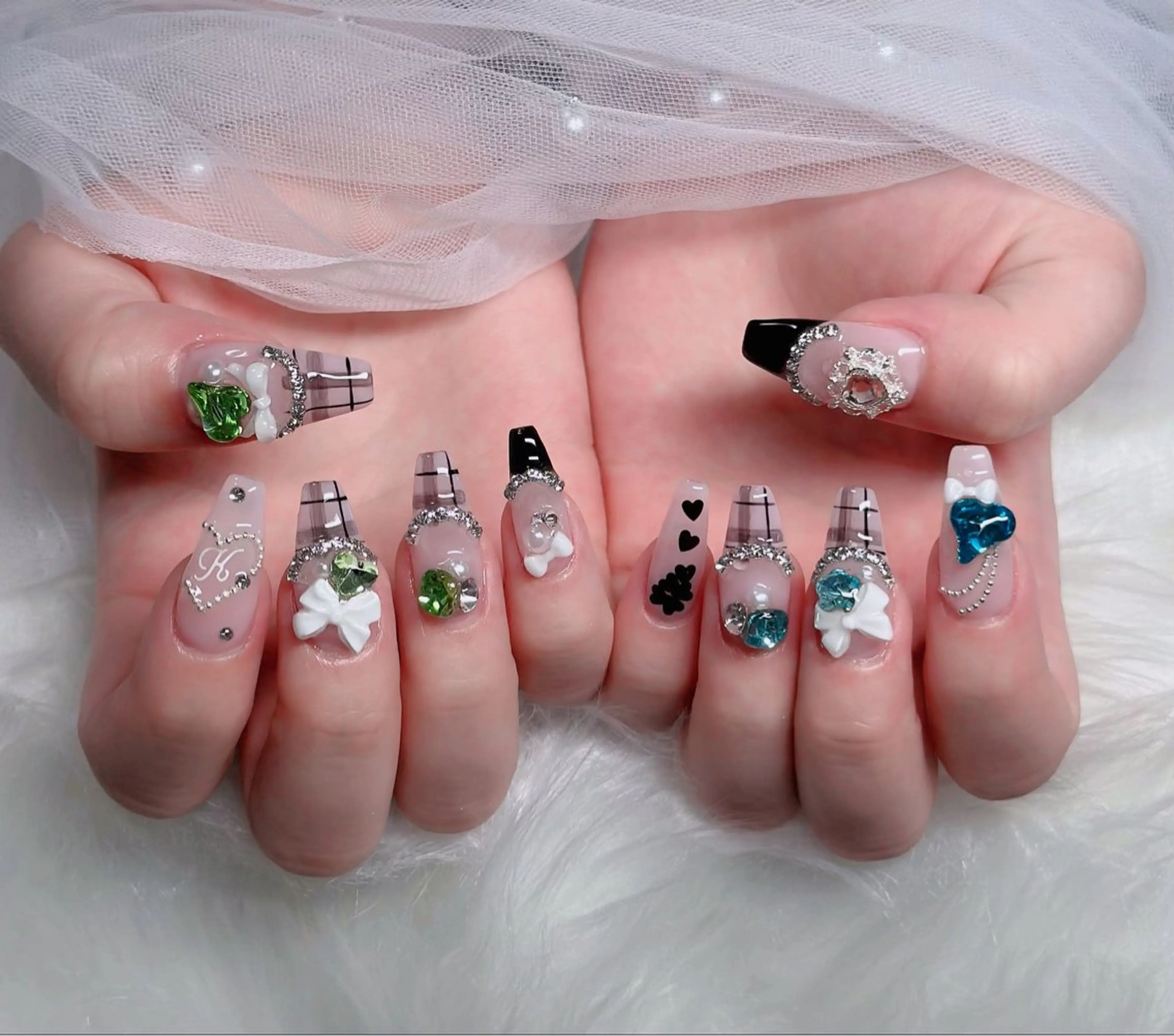 ネイル オーロラネイル フレンチネイル ジェルネイル ハロウィン キラキラネイル ハンドネイル H.baby Nail Salonのネイルデザイン