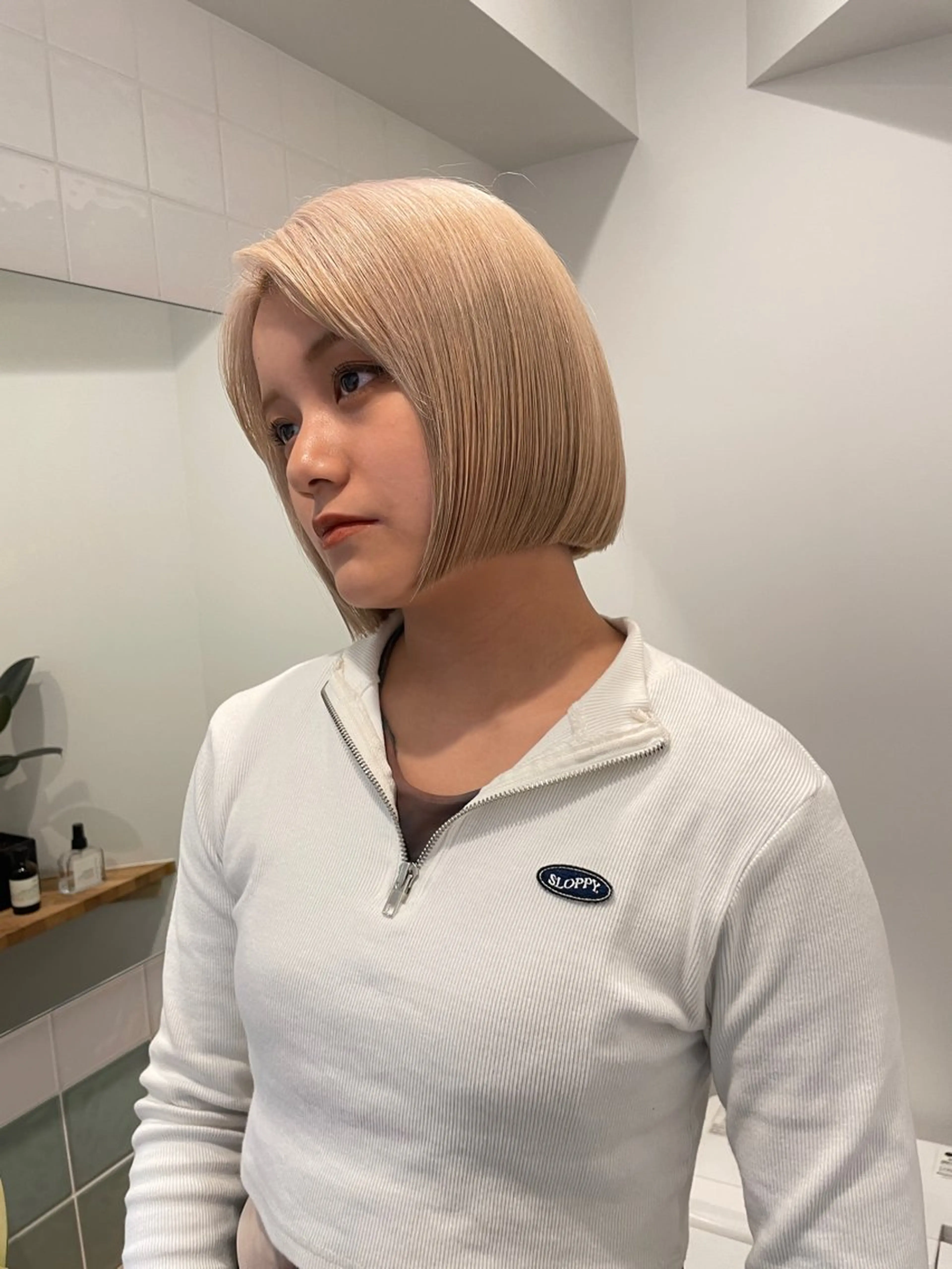 ミディアム カラー 切りっぱなしボブ レイヤー/縮毛矯正のヘアスタイル