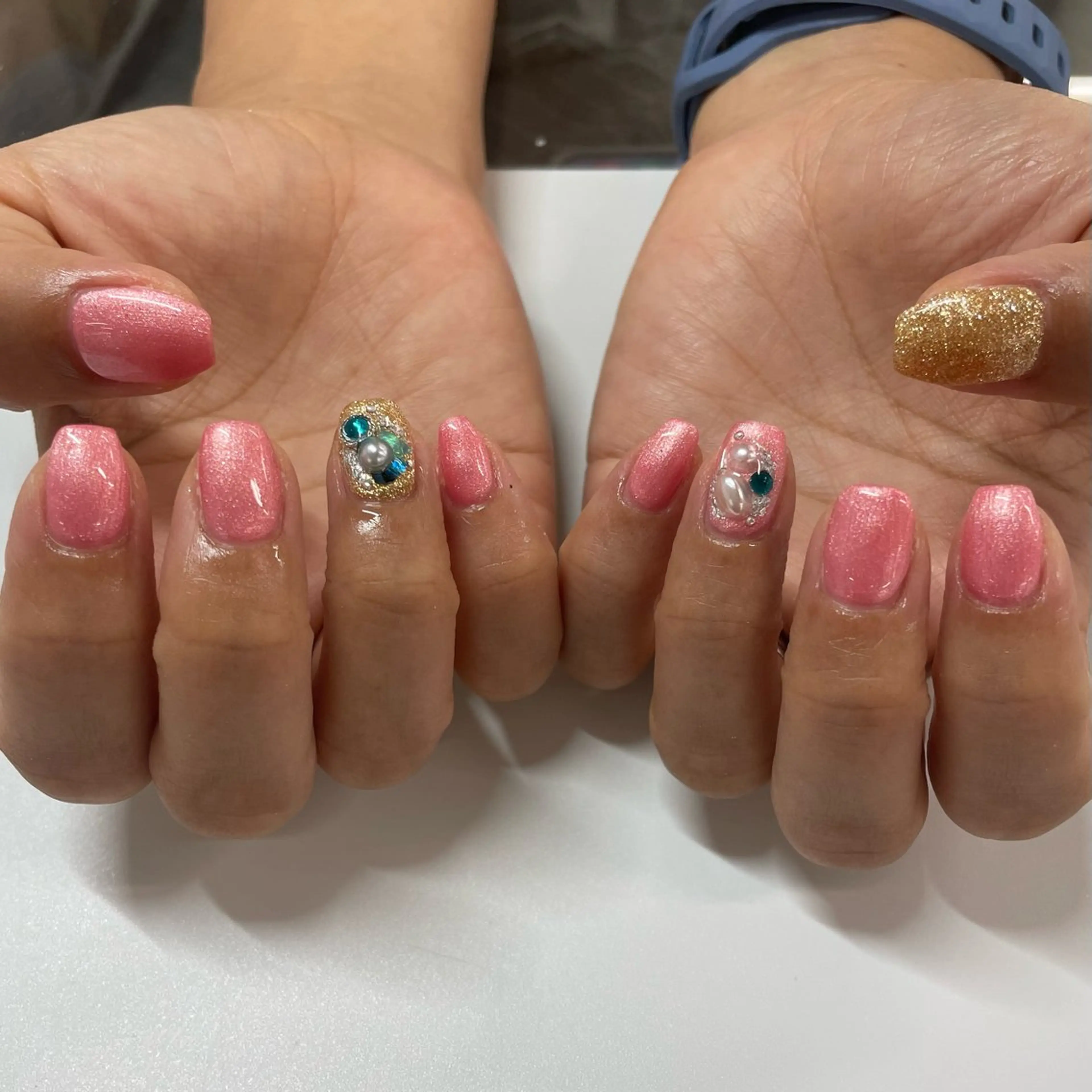 ネイル ブルー ゴールド キラキラネイル ワンカラーネイル ピンク MAXKELLY EMIのネイルデザイン