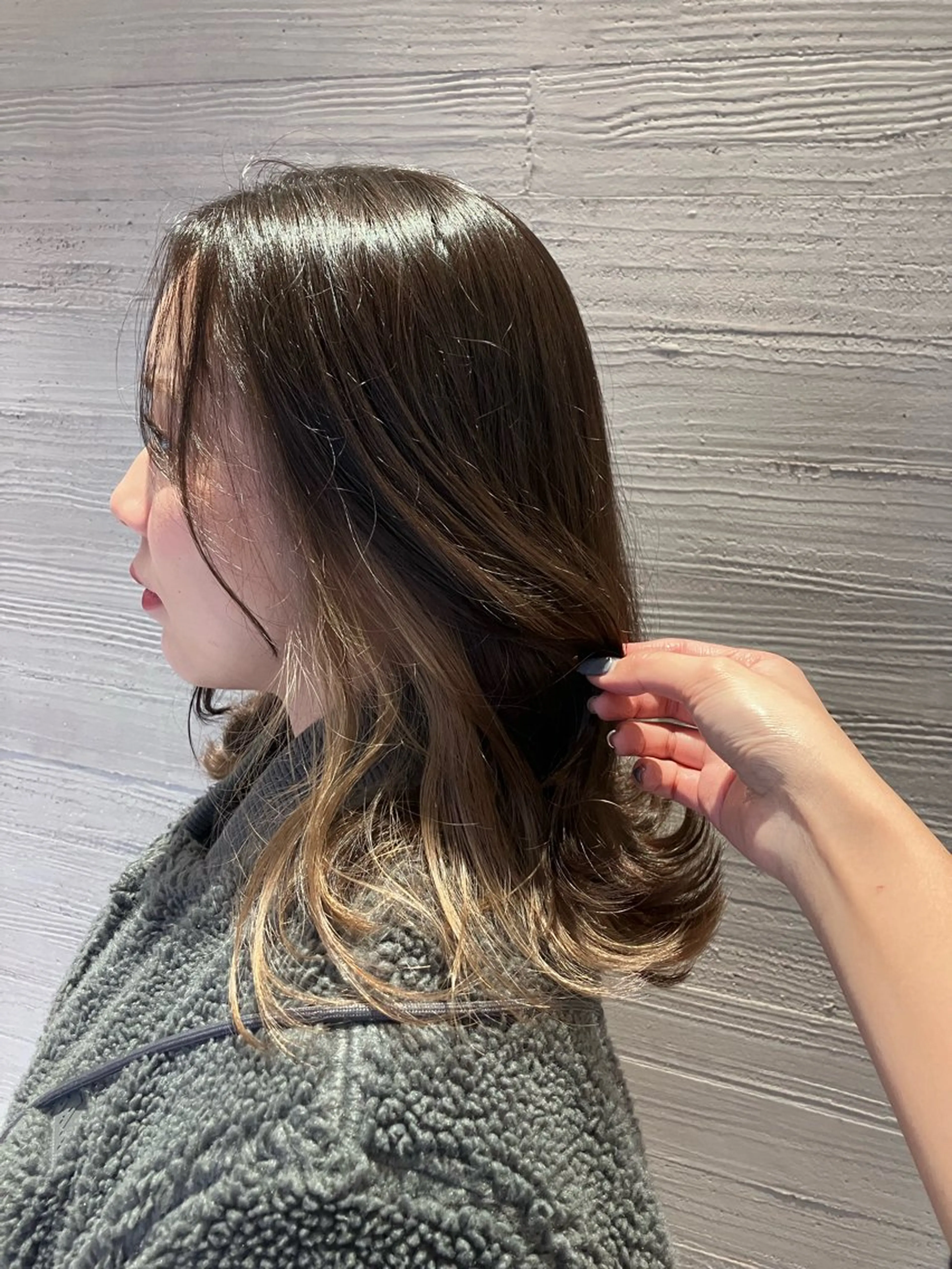 ミディアム カラー ベージュカラー イヤリングカラー サキ🤍ハイトーン 🩰くびれ巻きヘアのヘアスタイル