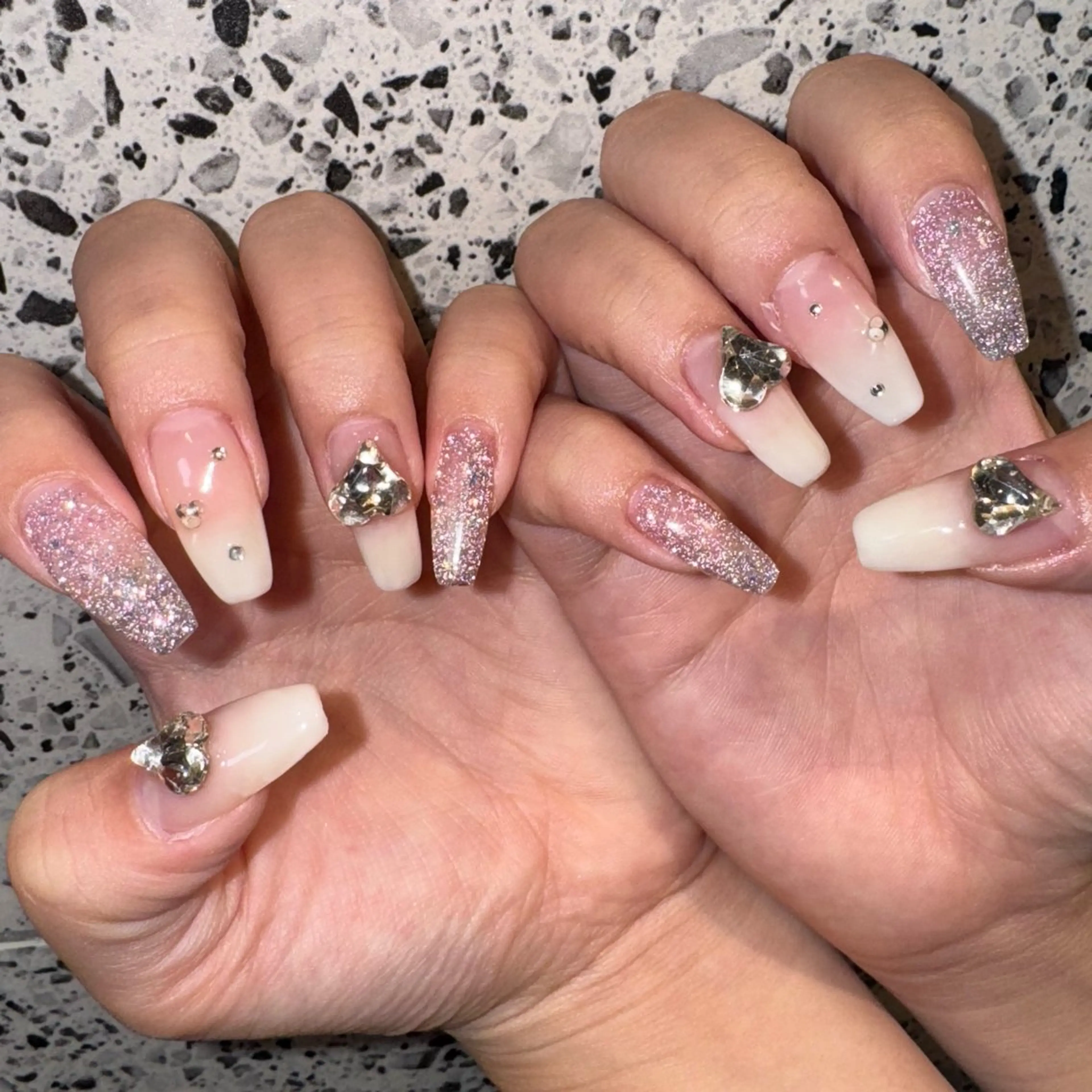 ネイル フラッシュネイル グラデーション ハンドネイル RIEKO🍒 ワンホン♡推しネイルのネイルデザイン