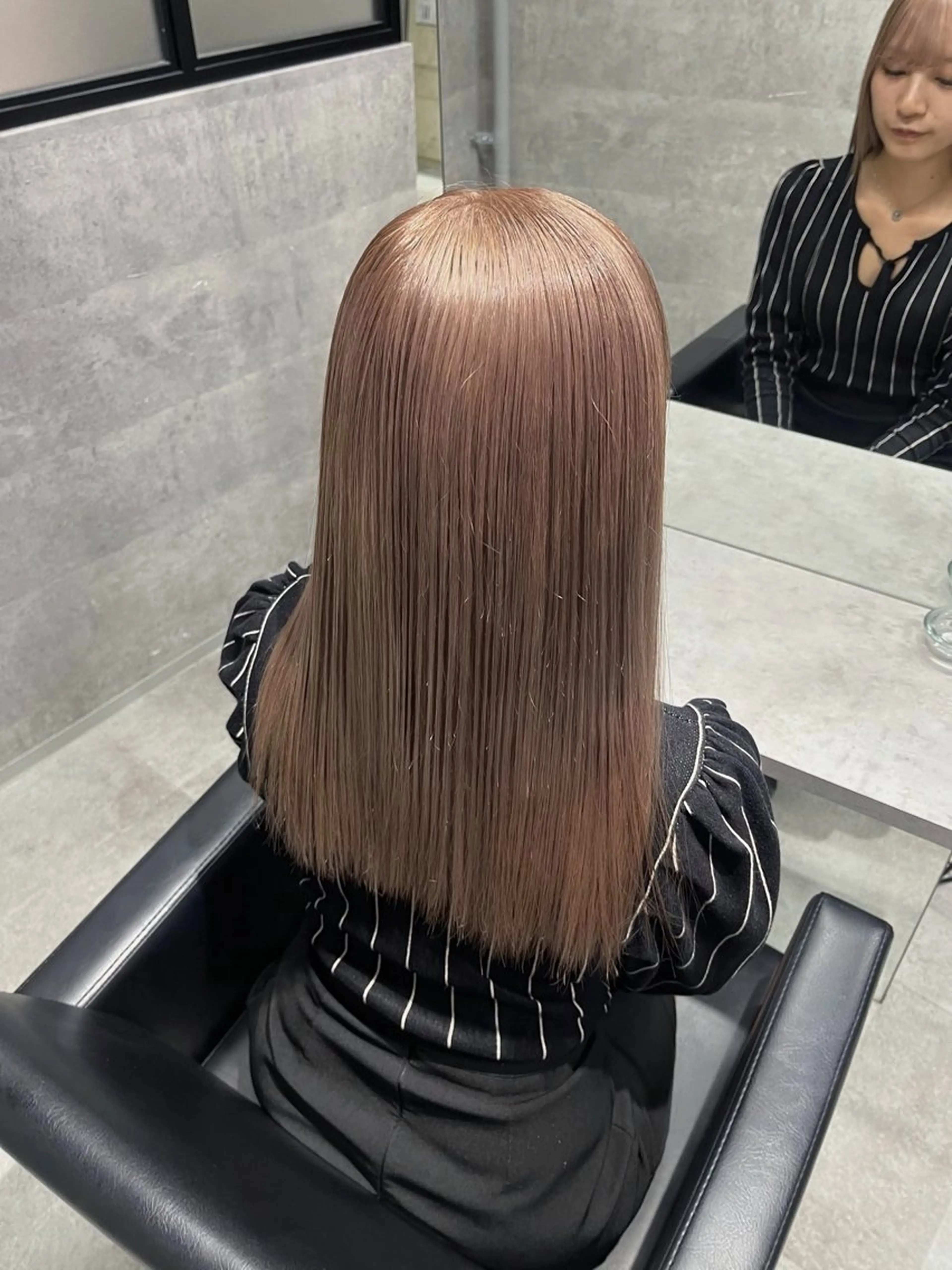 セミロング カラー HOHOMI （ほほみ）のヘアスタイル