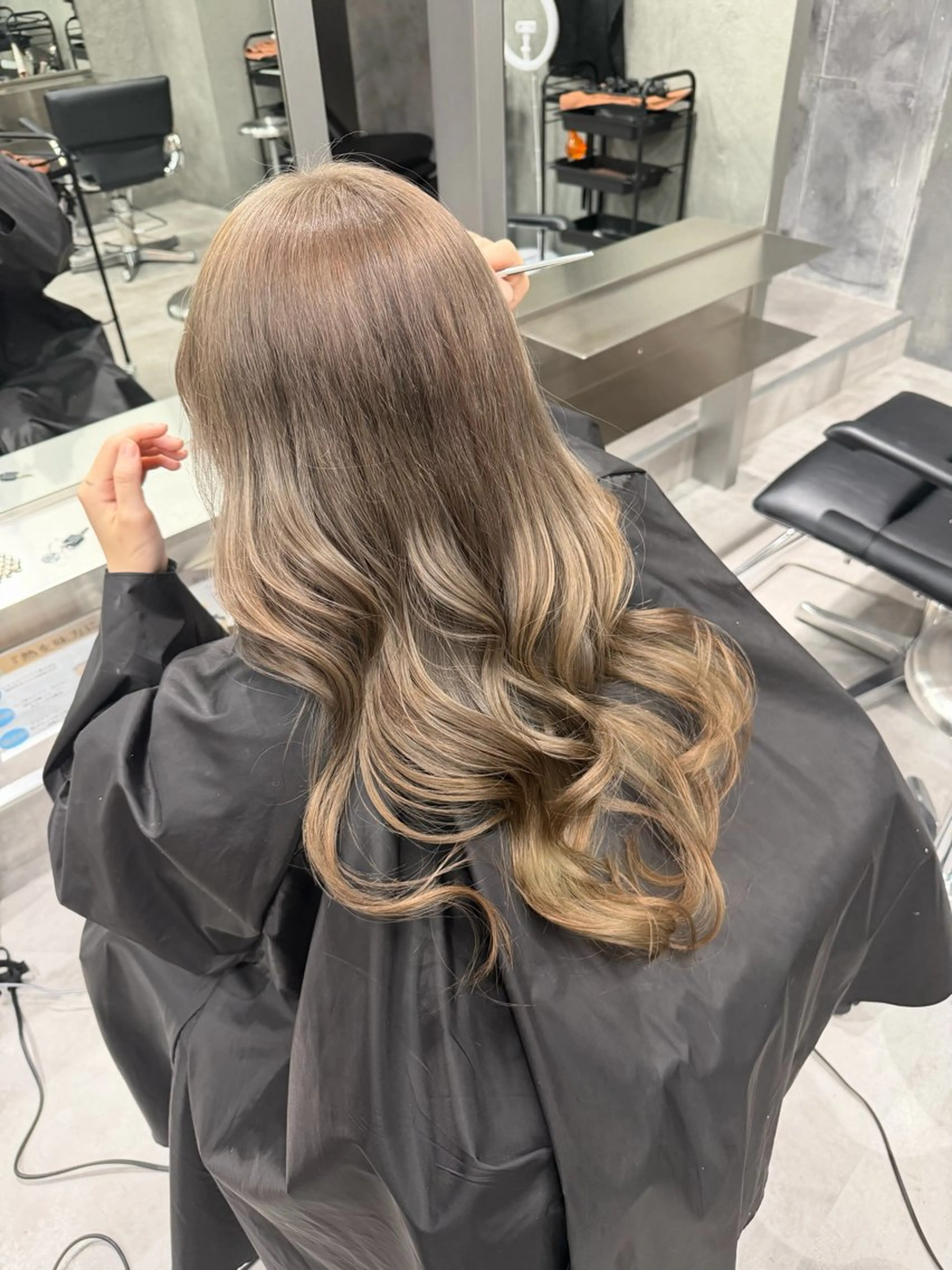 ロング カラー ベージュカラー ブリーチ ミルクティーベージュ ヘアカラー moeka🎀 似合わせカラー🎀のヘアスタイル