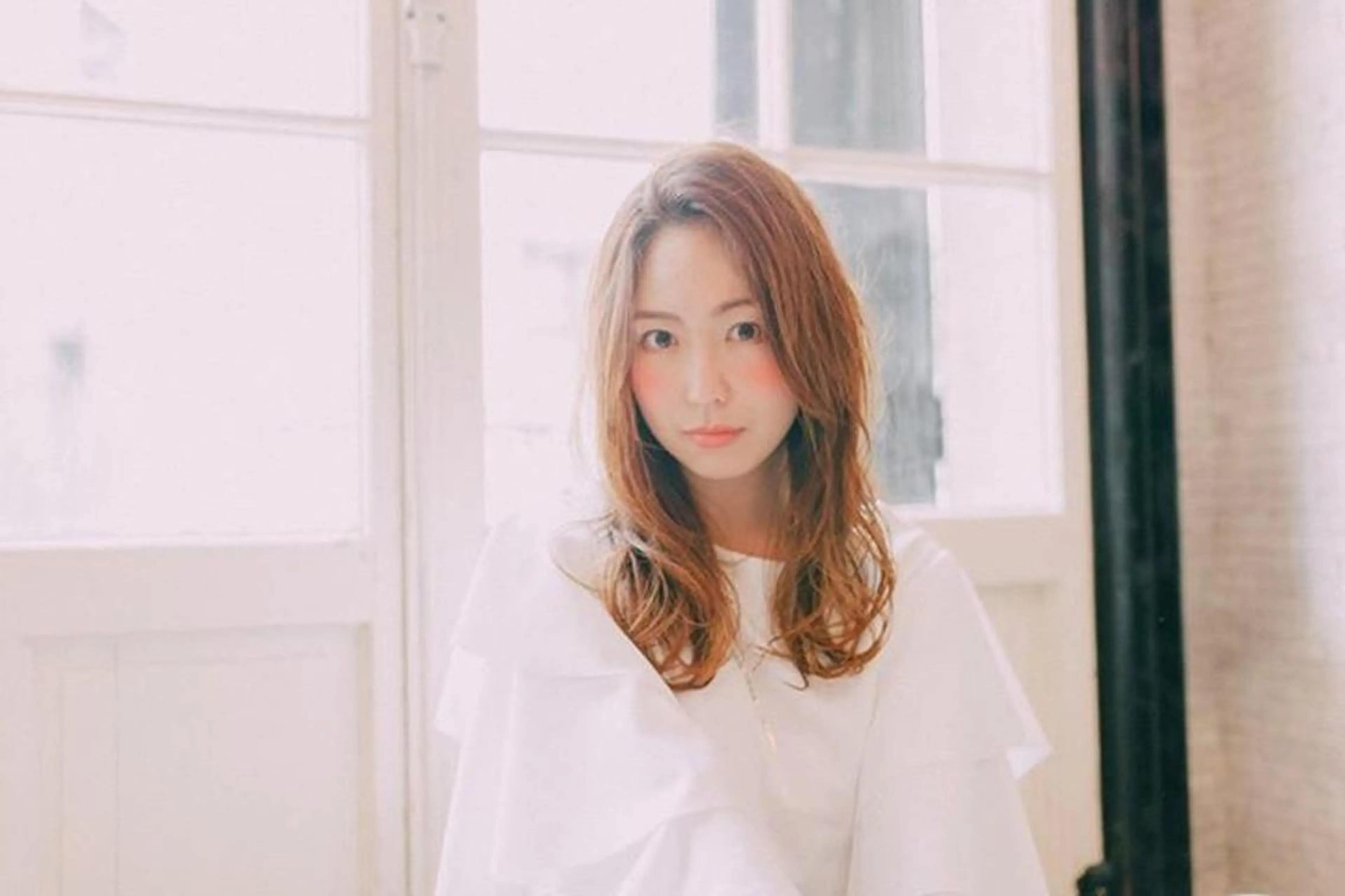 セミロング カラー パーマ 外ハネヘア 舘野 太嘉宏のヘアスタイル