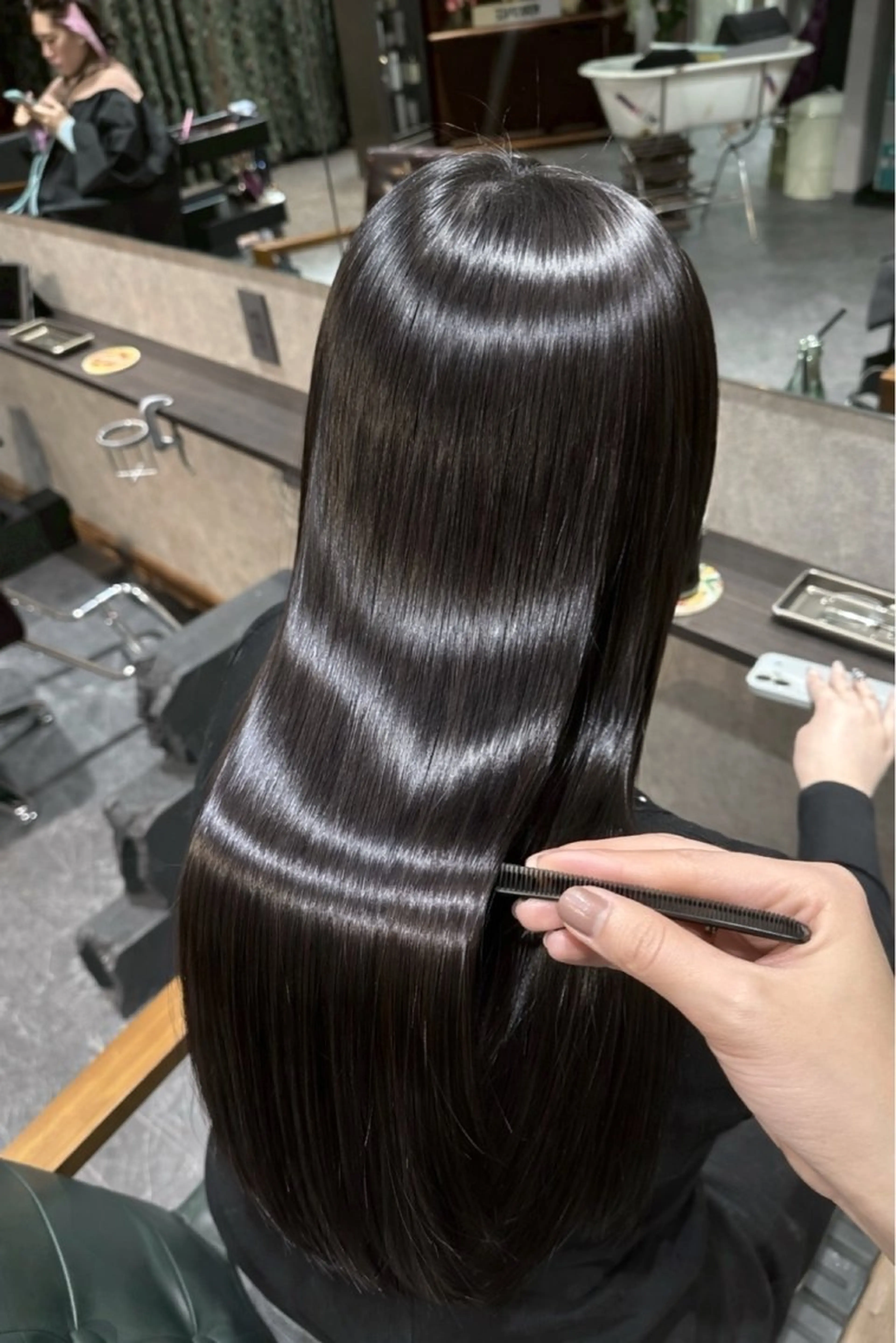 ロング 顔周りカット ハイライト 髪質改善 韓国風ヘア レイヤーカット カット 縮毛矯正 トリートメント ravens デザインカラーのヘアスタイル