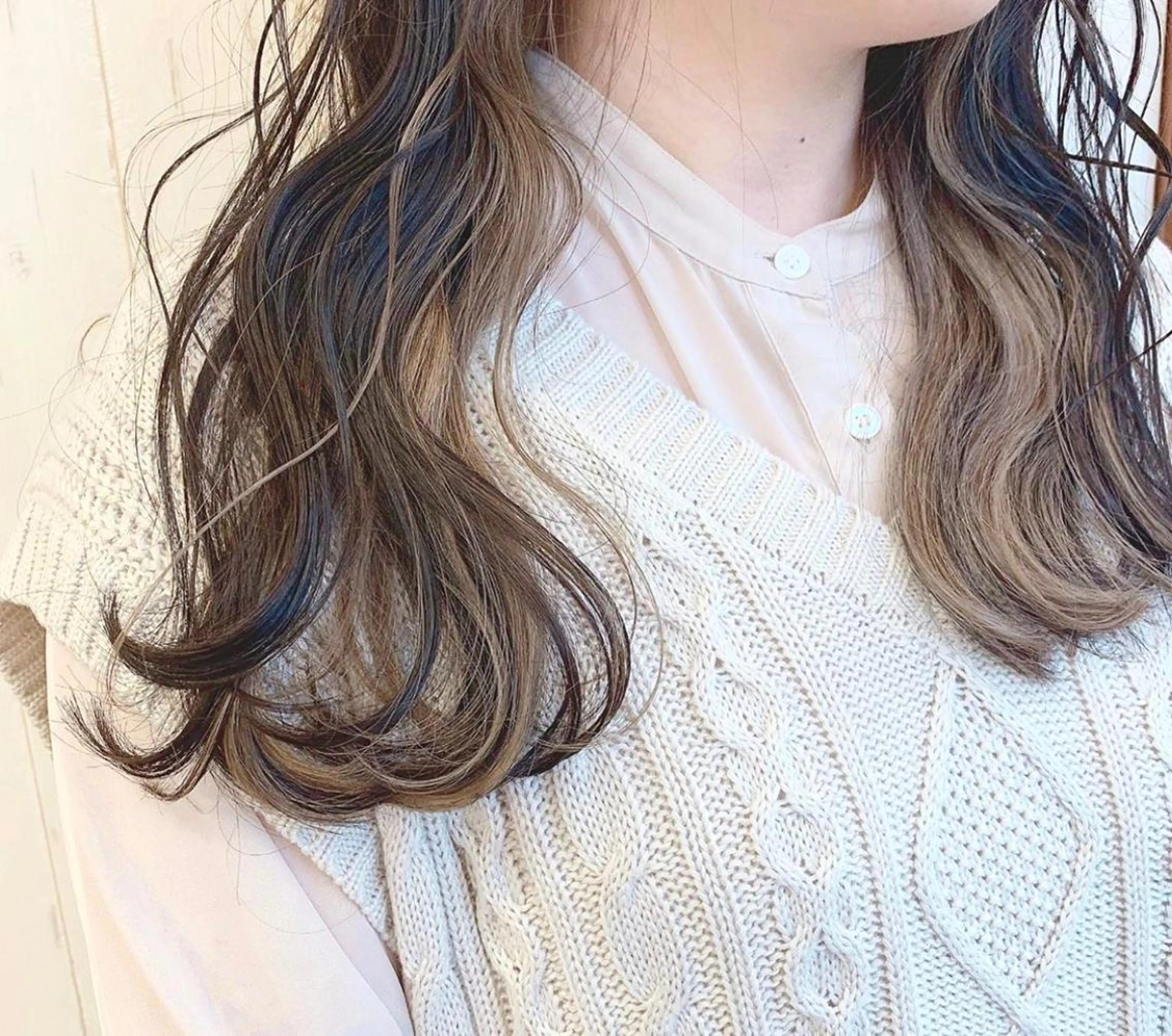 セミロング カラー ブリーチ イヤリングカラー iLi 《イリ》のヘアスタイル