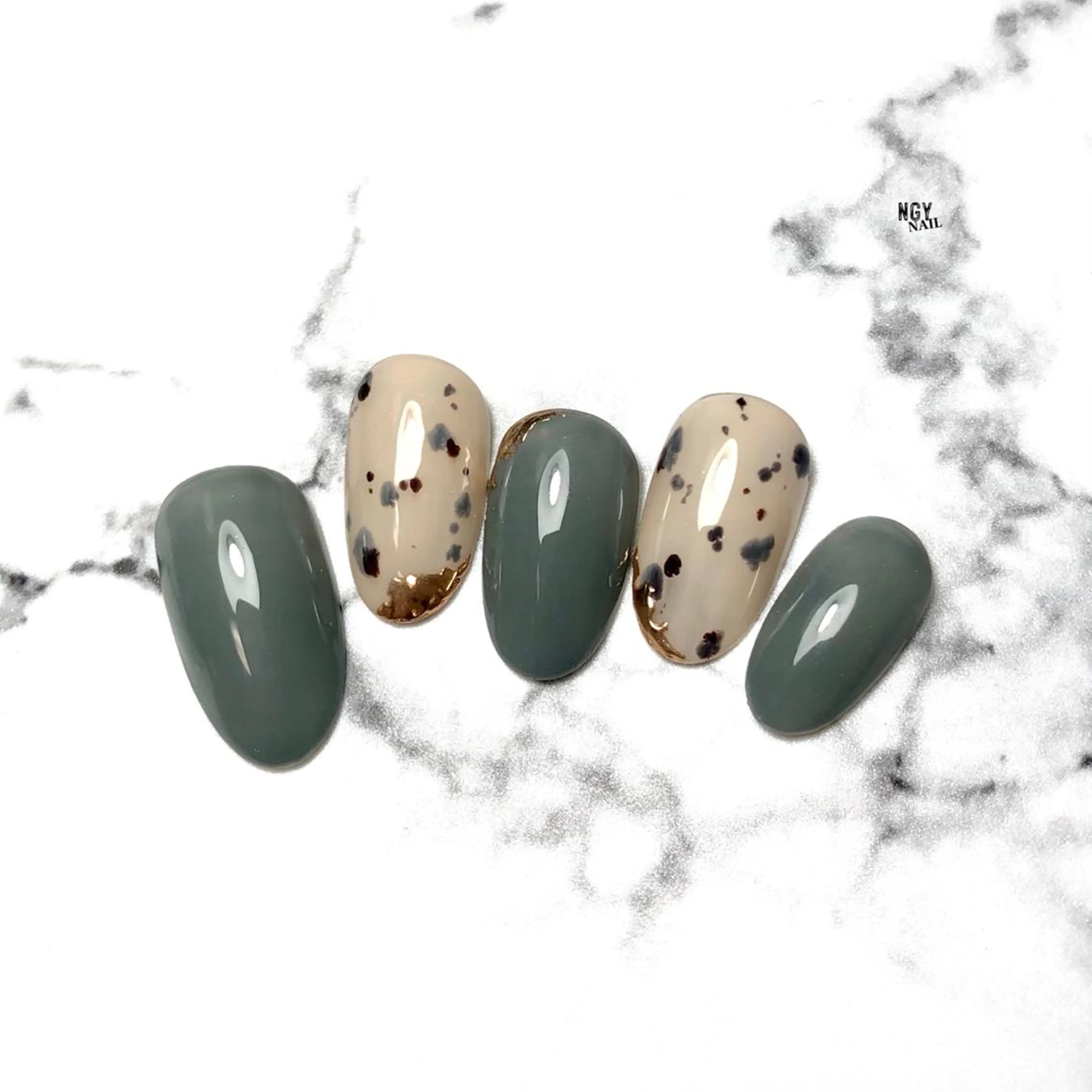 ネイル グリーン ミラーネイル ニュアンスネイル ワンカラーネイル ハンドネイル NAIL NOWのネイルデザイン