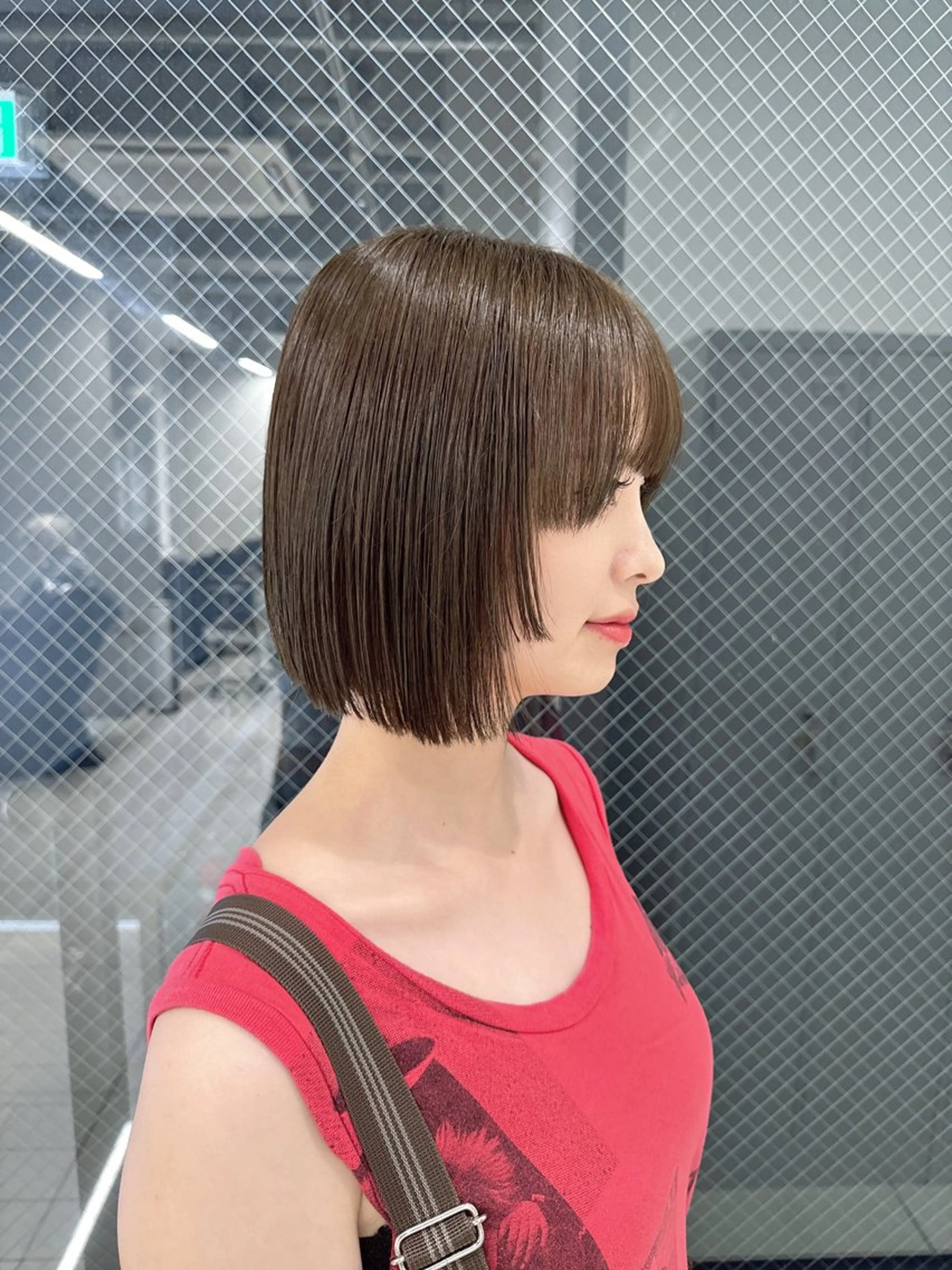 ミディアム カラー 切りっぱなしボブ ベージュカラー オリーブベージュ ボブ カット ヘアカラー トリートメント Mana/似合わせ レイヤー/ウルフのヘアスタイル