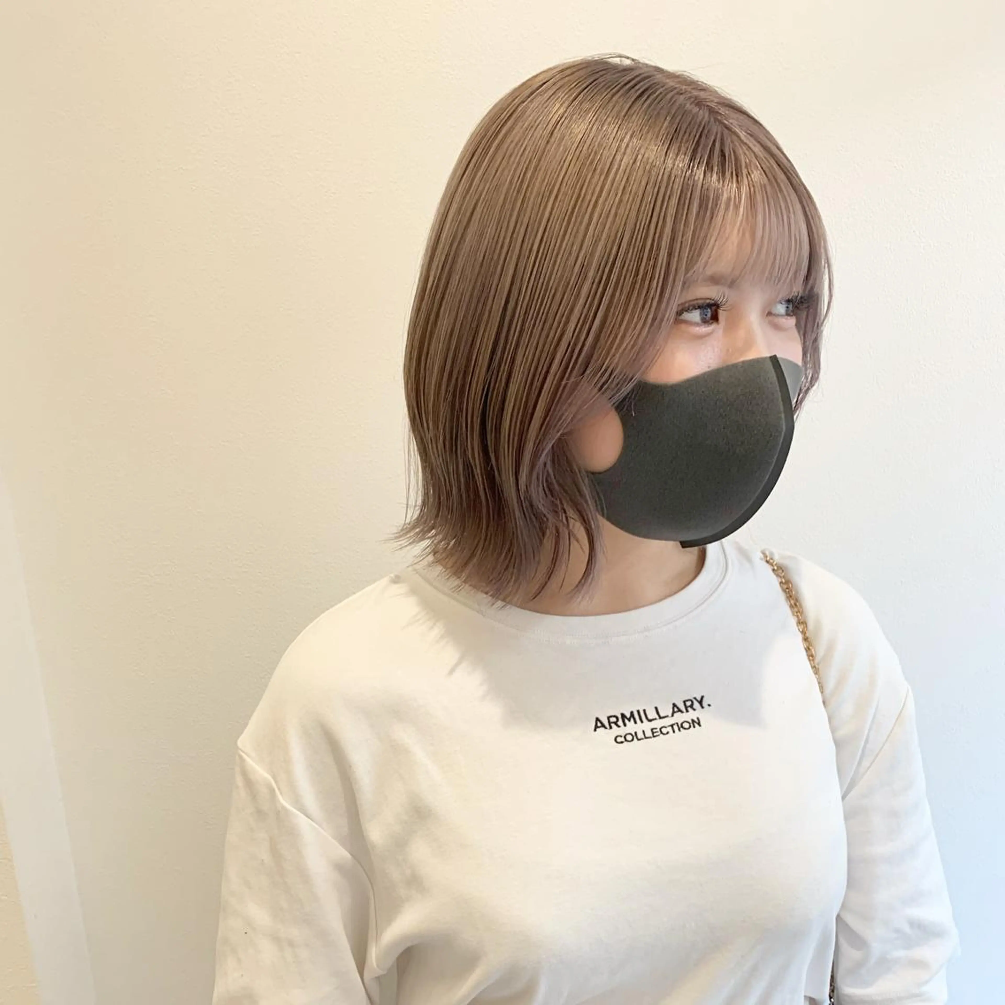 ショート カラー ベージュカラー ブリーチ ケアブリーチ ダブルカラー ミルクティーベージュ ヘアカラー MARU パーマ/レイヤーのヘアスタイル