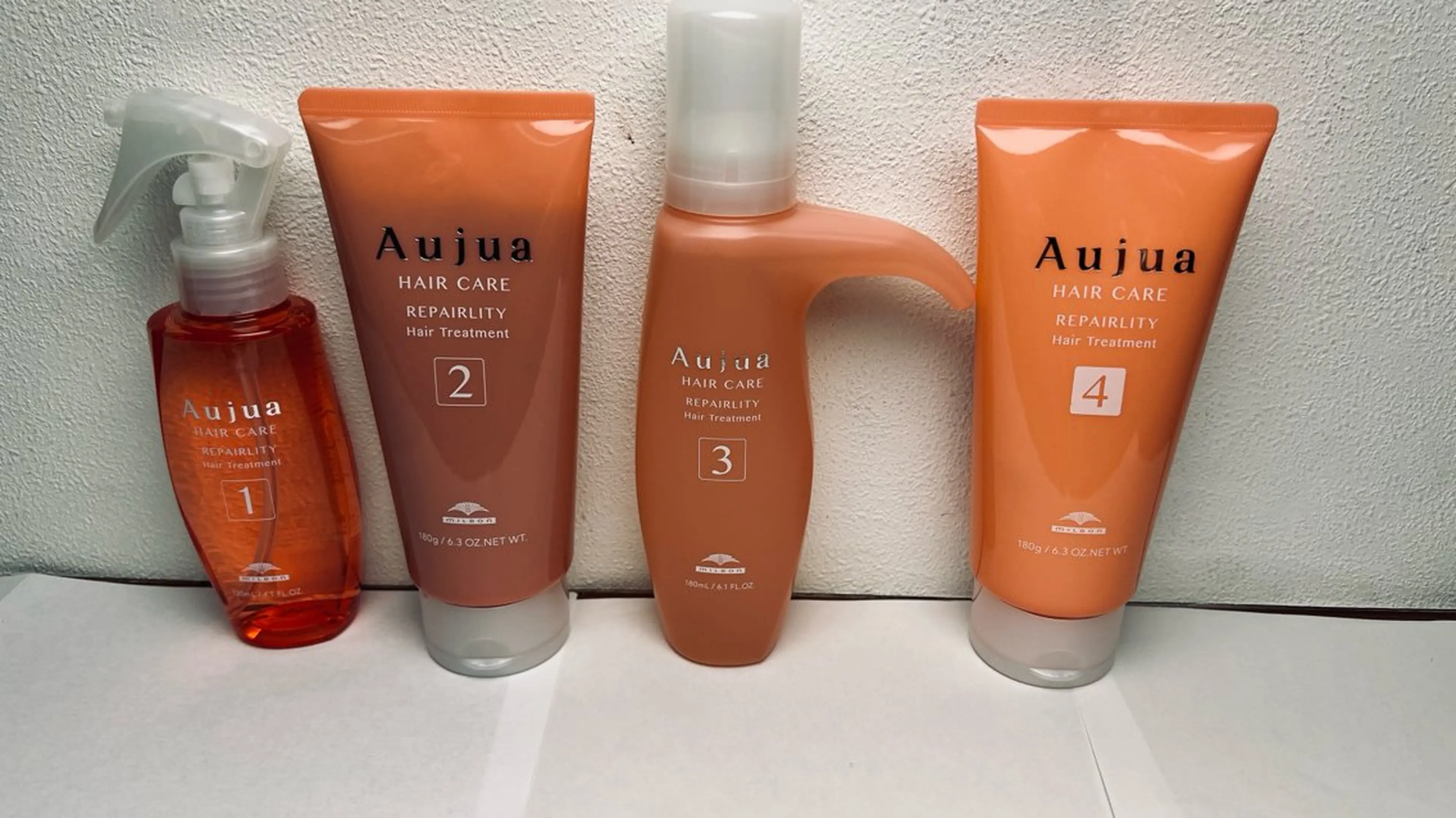 コウ チホウのヘアスタイル