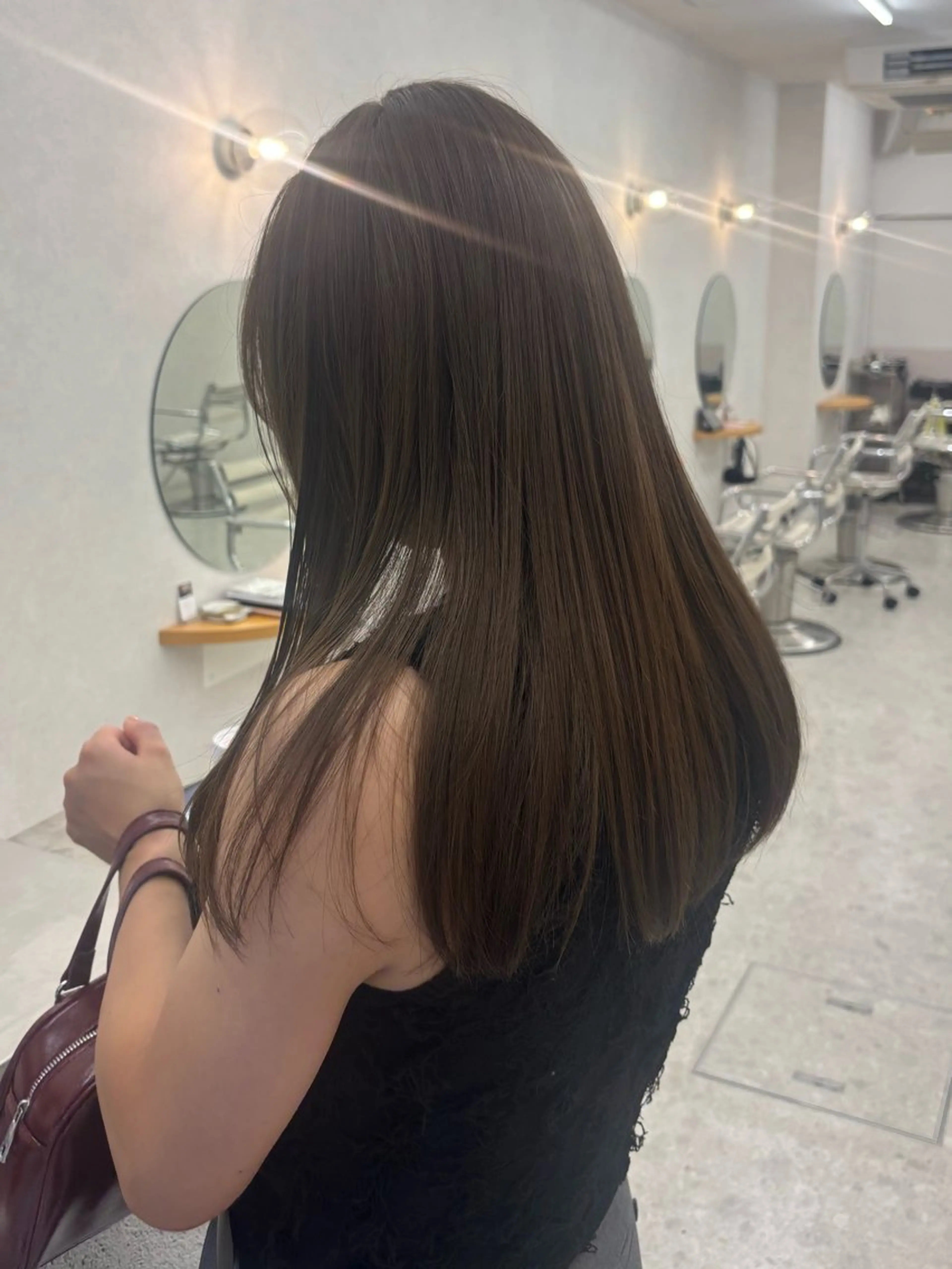 セミロング ヘアカラー トリートメント 🧸ミルクティー／ 顔周りレイヤー/ミクのヘアスタイル