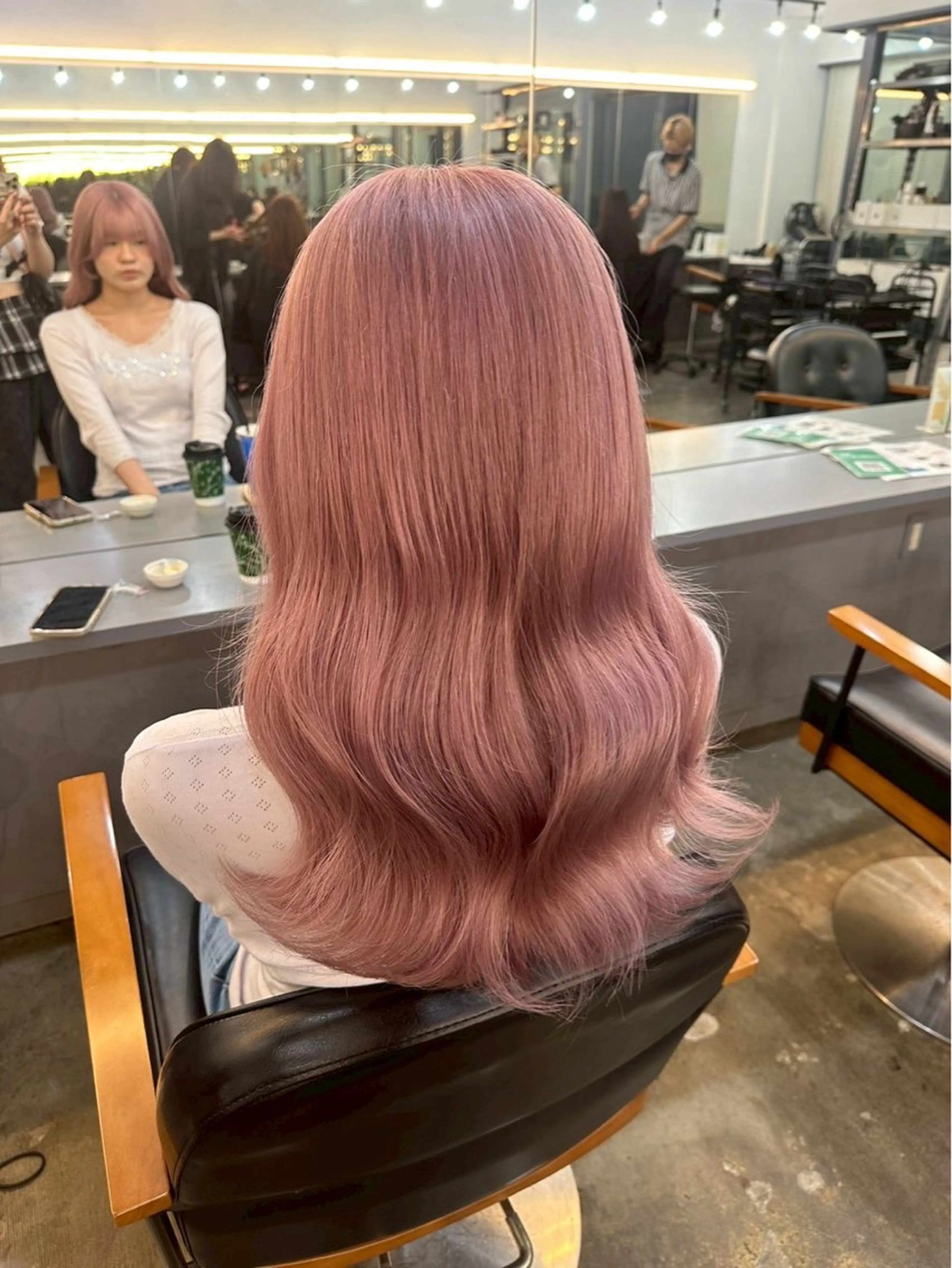 ロング カラー ブリーチ/ハイトーン ピンク/ベージュ🎟のヘアスタイル