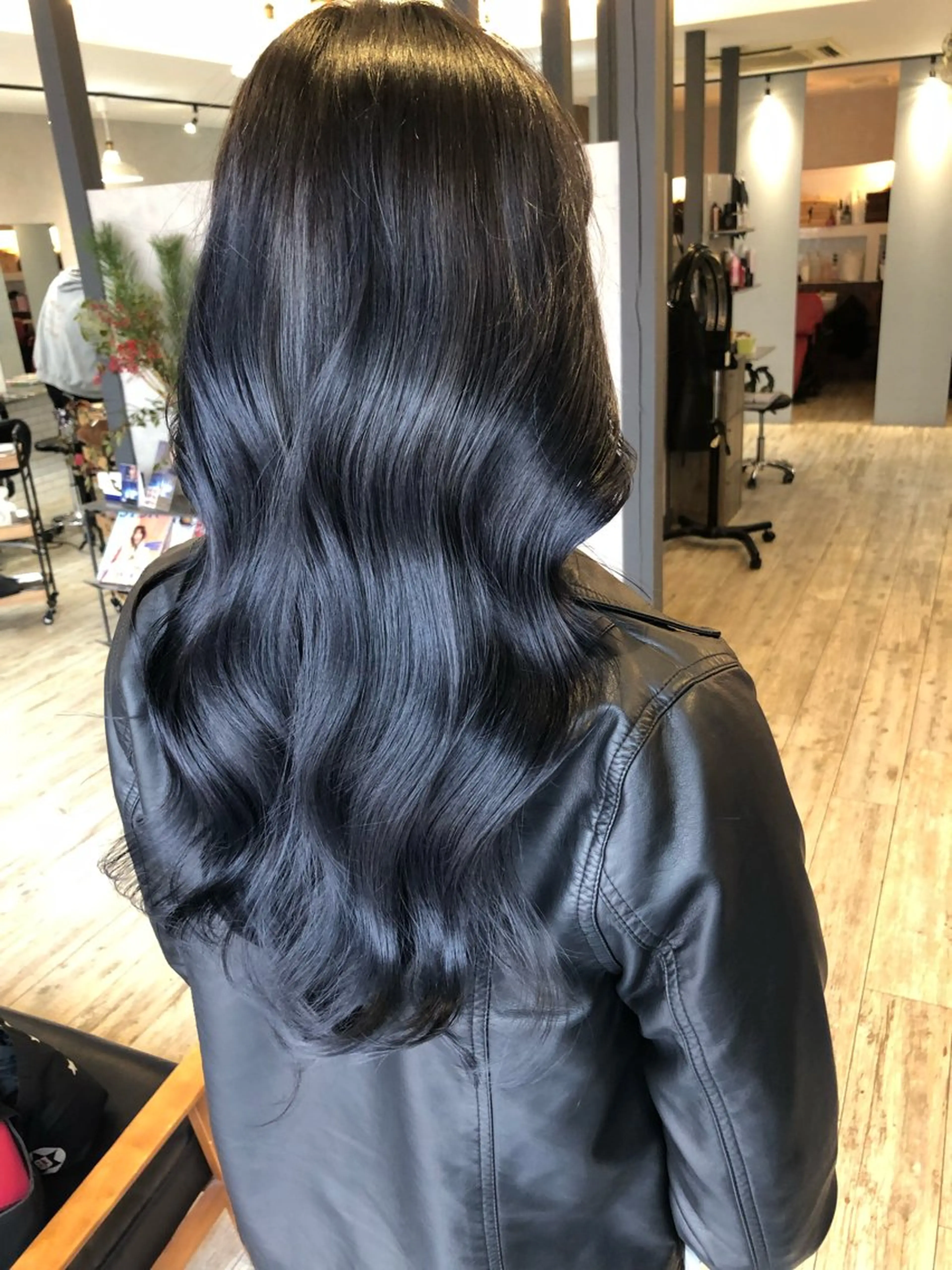 ロング カラー 黒髪 ブルーカラー ブルーブラック レイヤーブリーチ特化 ホワイト専門/岸のヘアスタイル