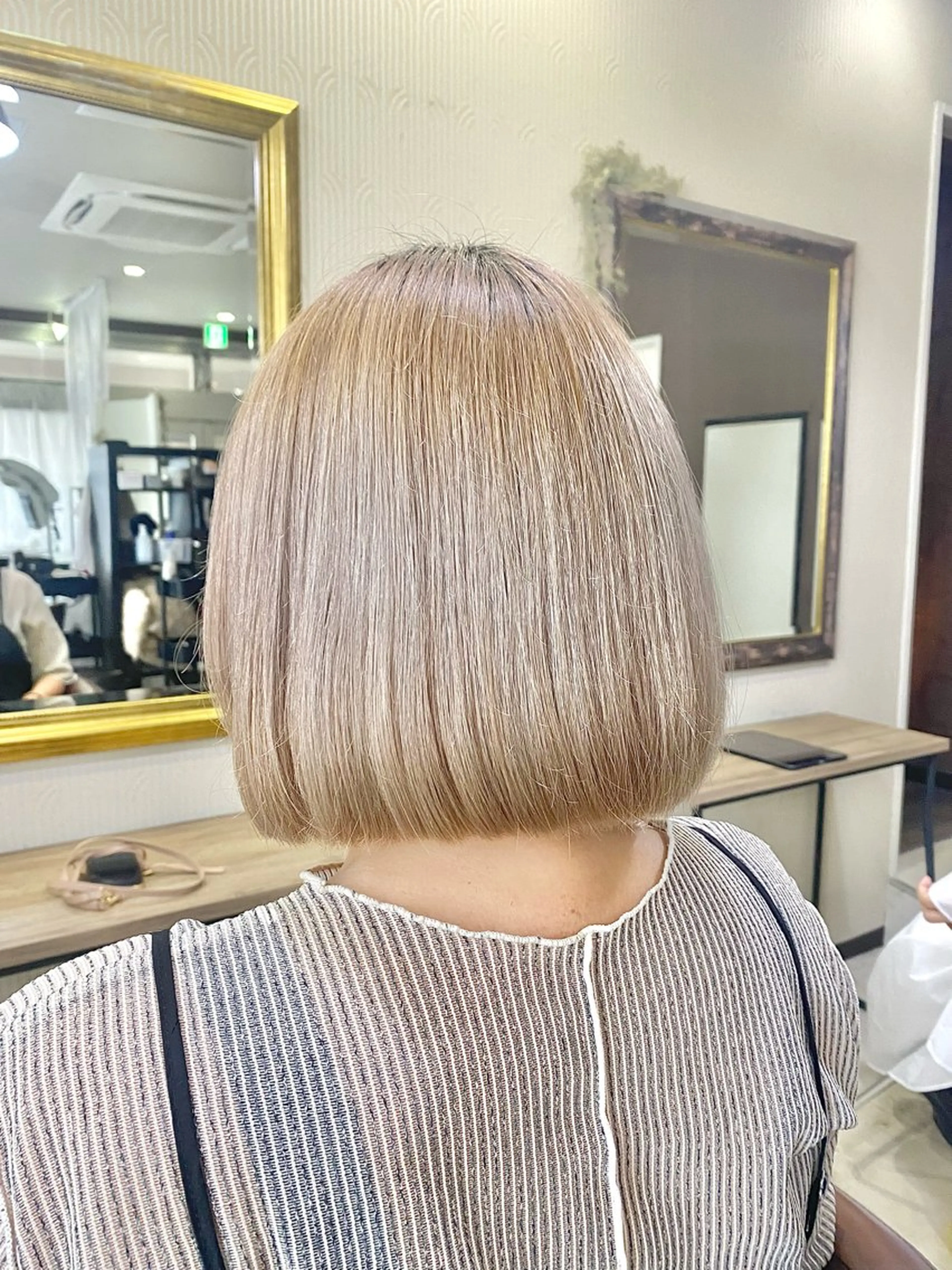 ミディアム ボブ ヘアカラー トリートメント 🩶ハイトーン /レイヤーはちすのヘアスタイル