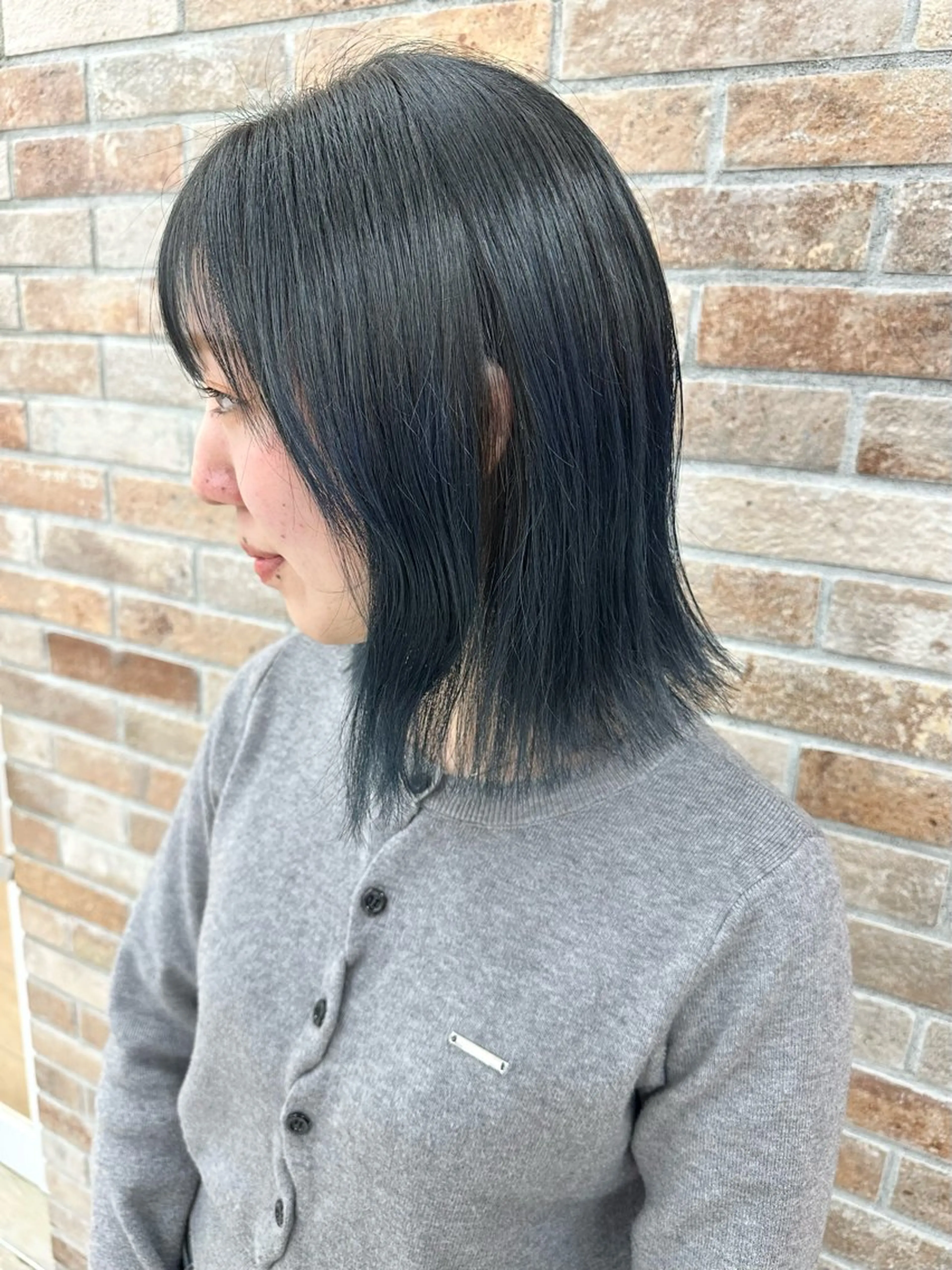 ミディアム カラー 黒髪 ブリーチ ブルーカラー ブルーブラック 齋藤 らいのヘアスタイル