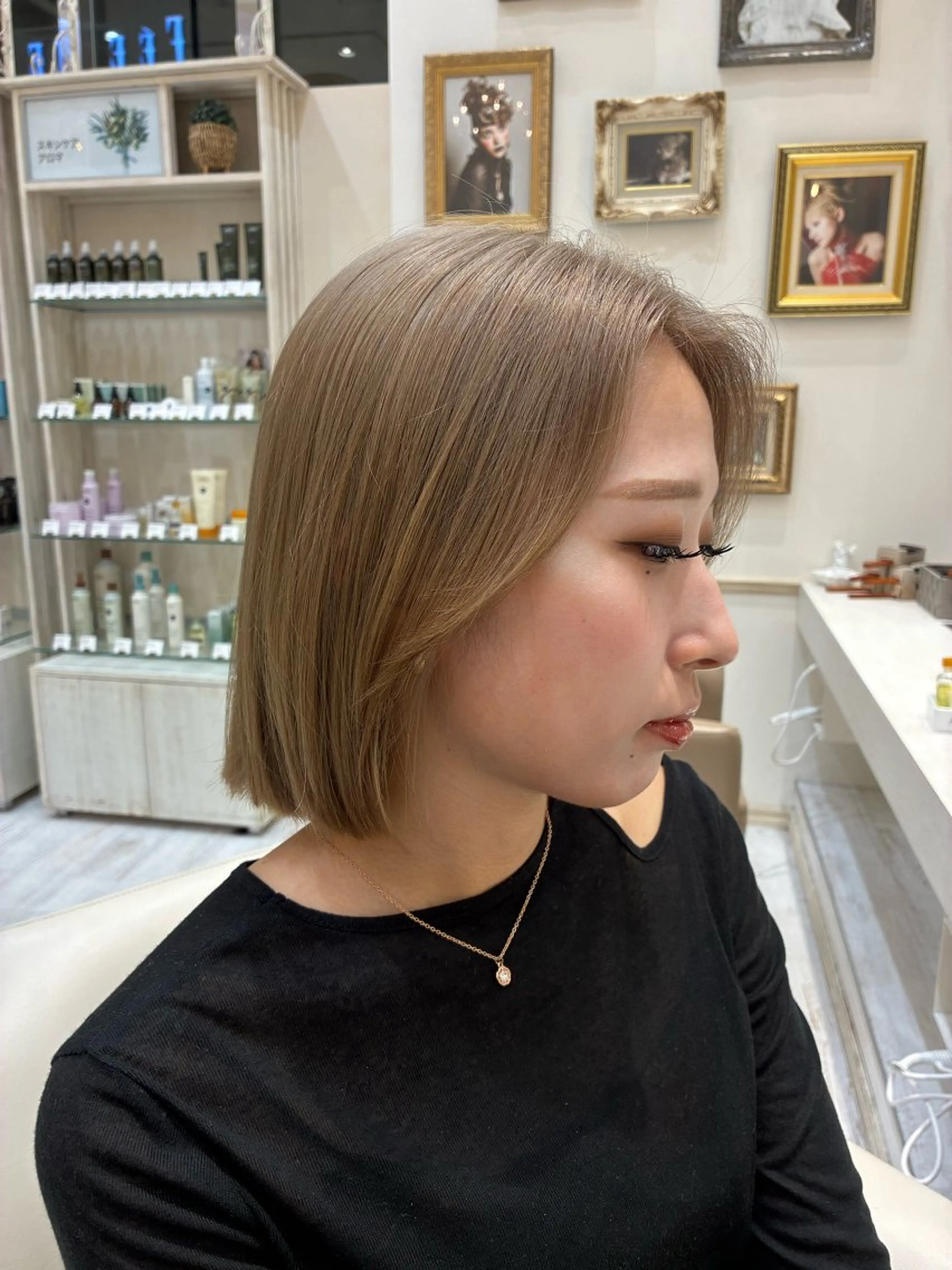 ミディアム カラー ブリーチ グレージュ ハイトーンカラー ボブ レイヤーカット FEERIE ✨️岩崎圭祐✨️のヘアスタイル