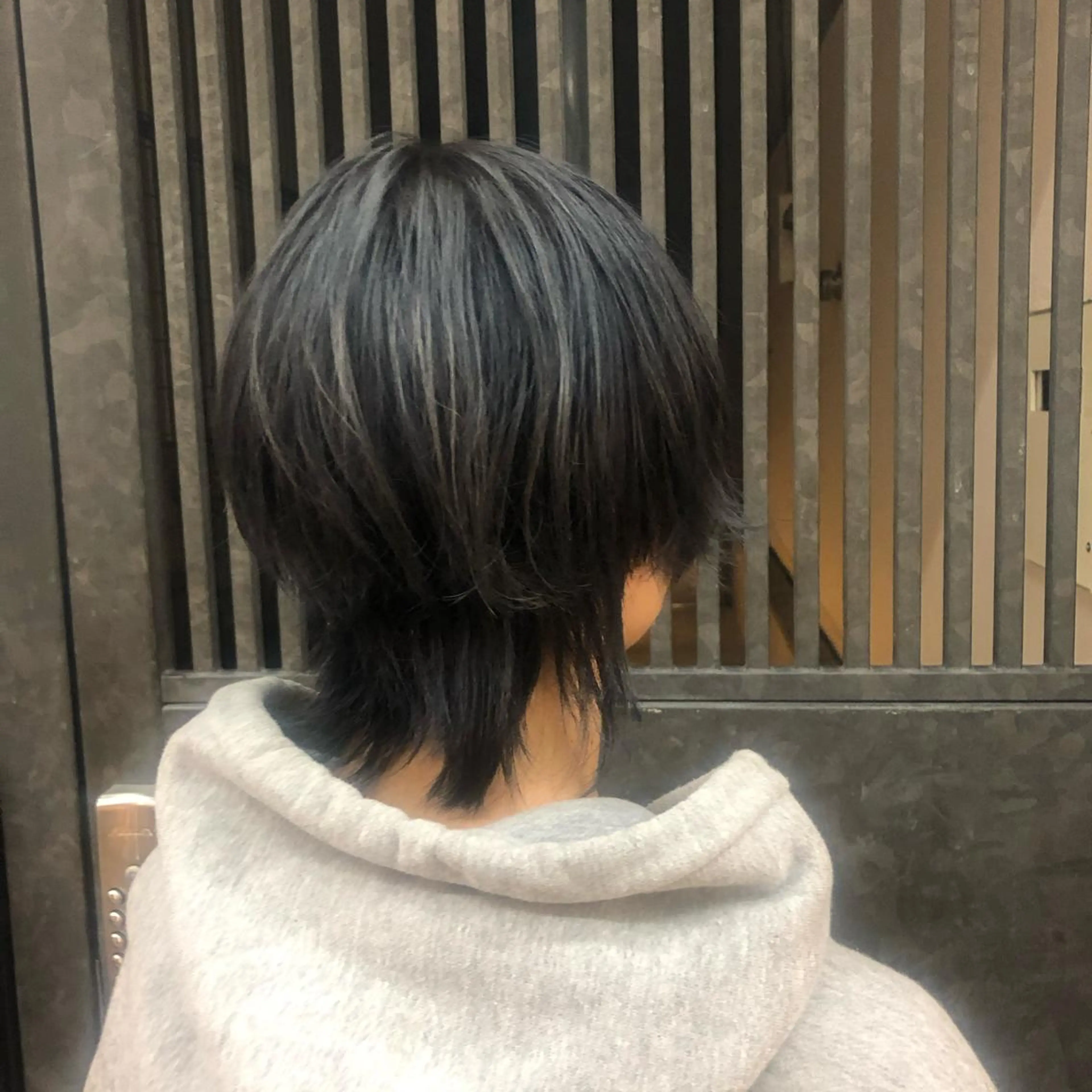 ショート カラー ウルフカット／吉村 桃子のヘアスタイル