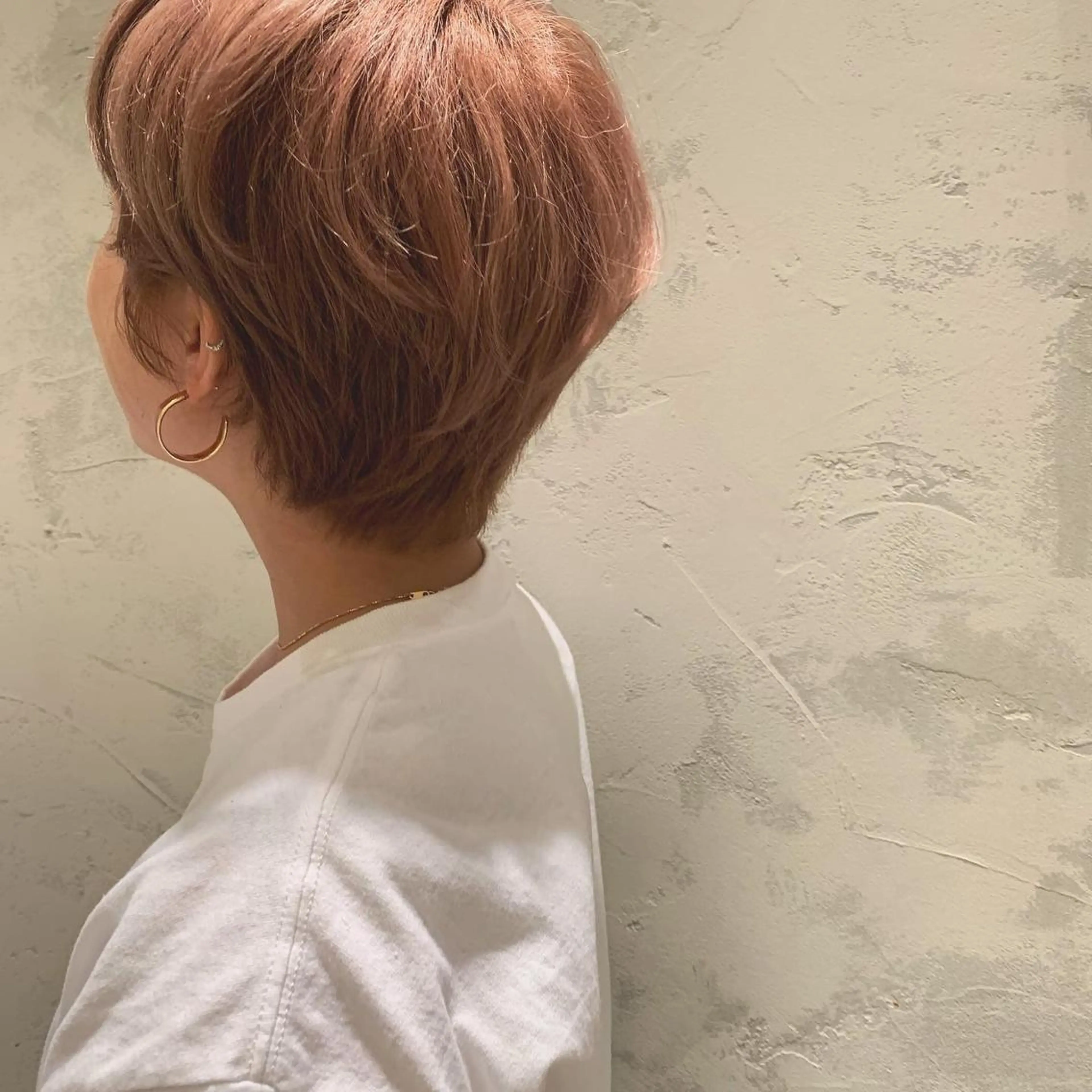 ショート カラー SAKINO． ベージュカラーのヘアスタイル