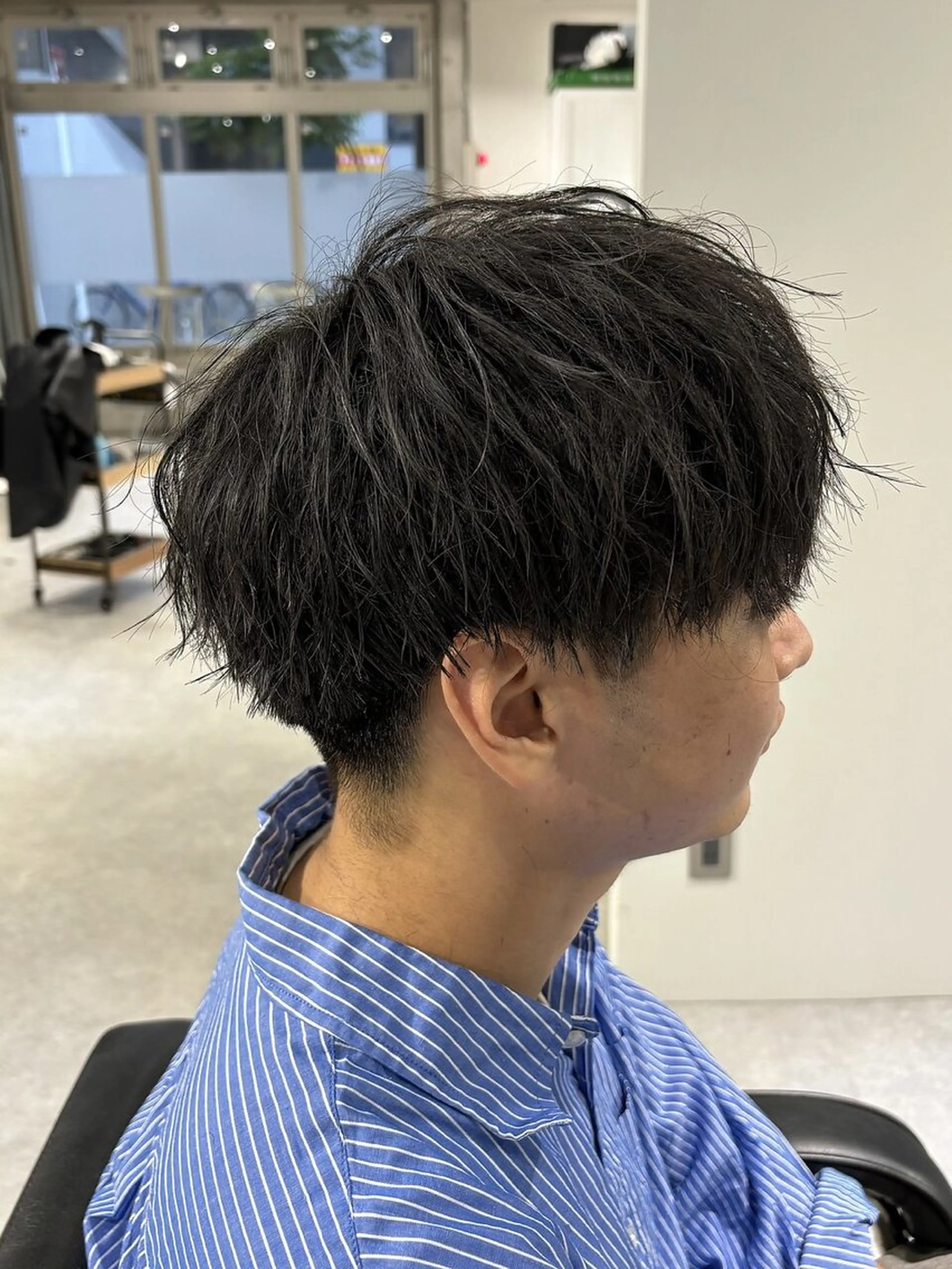 メンズ センターパート ダウンパーマ フェードカット フェザーパーマ カルマパーマ 布施メンズ特化美容師 秋山　涼のヘアスタイル