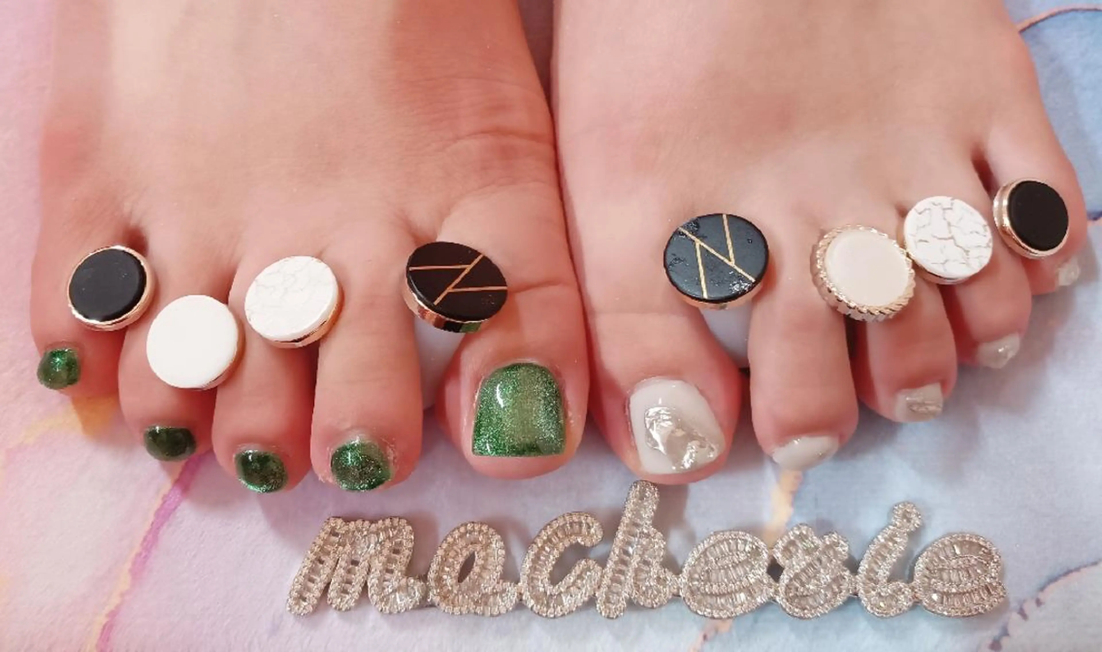 ネイル マグネットネイル ニュアンスネイル ホワイト フットネイル Nail Salon macherieのネイルデザイン