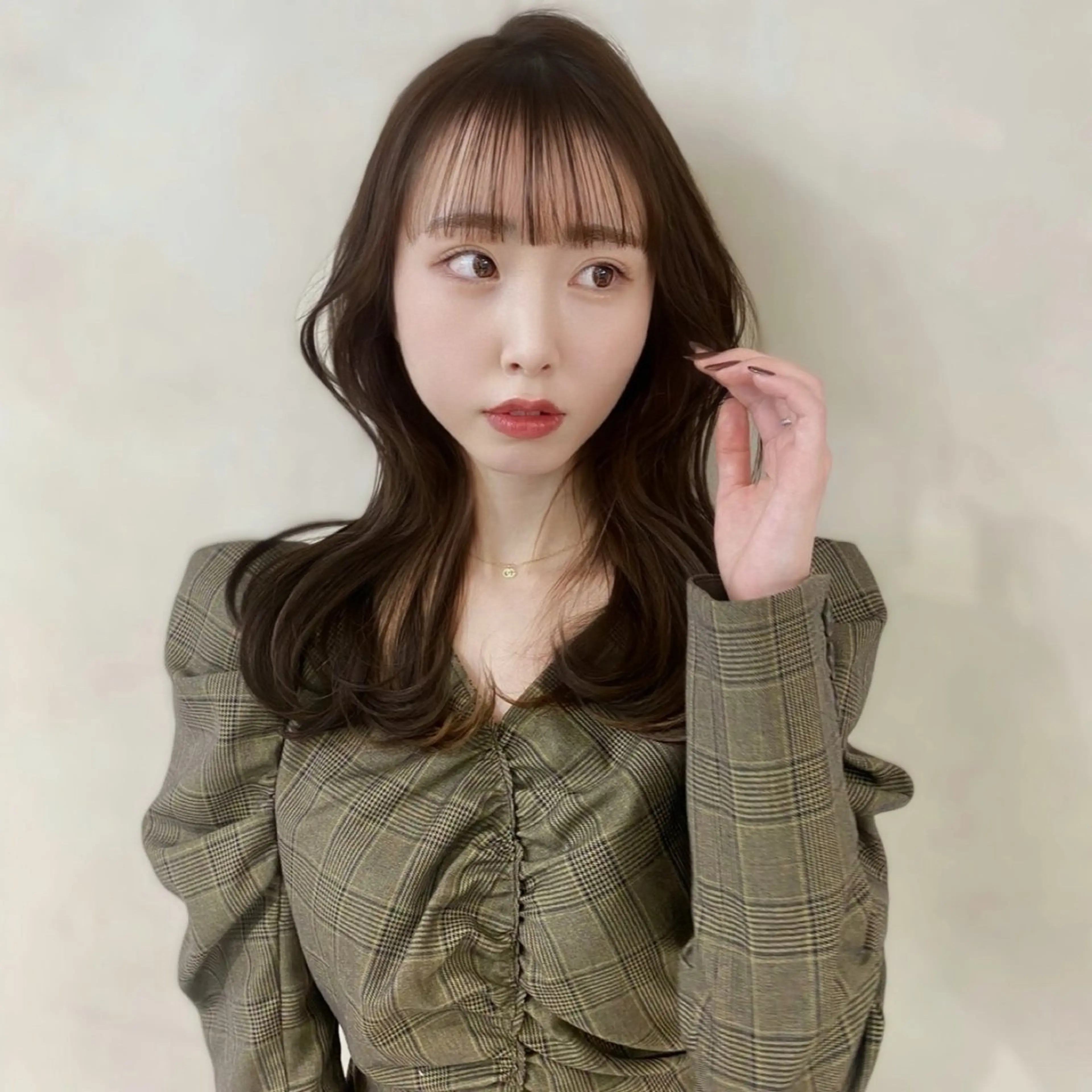 セミロング くびれヘア 韓国風ヘア レイヤーカット シースルーバング カット パーマ トリートメント 新宿/韓国レイヤー/ 顔まわり/メンズヘアのヘアスタイル