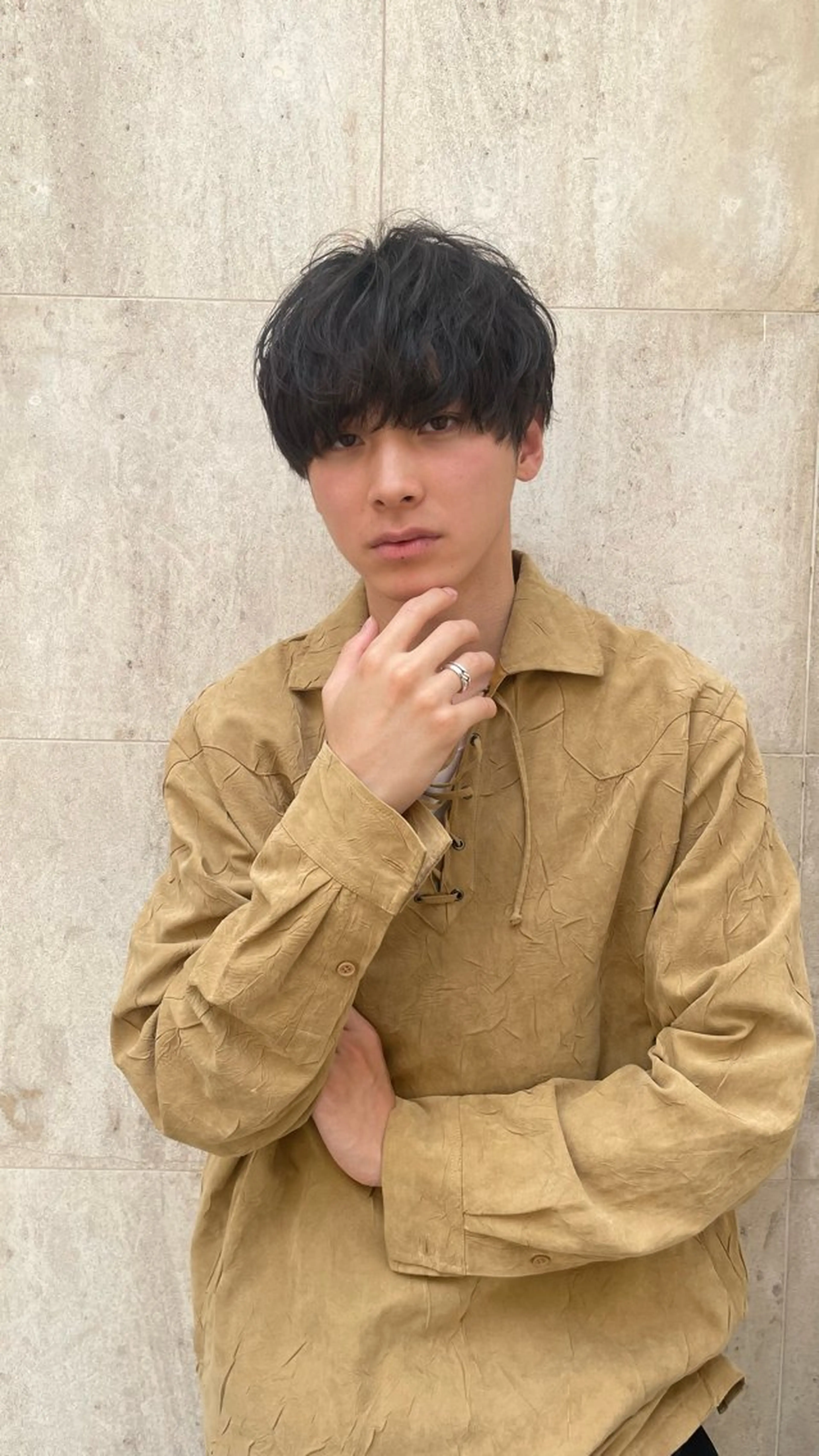 ミディアム パーマ メンズ ミディアムパーマ センターパート コンマヘア メンズハイトーン マッシュウルフ 🧃Kawakami kotomi🧃のヘアスタイル