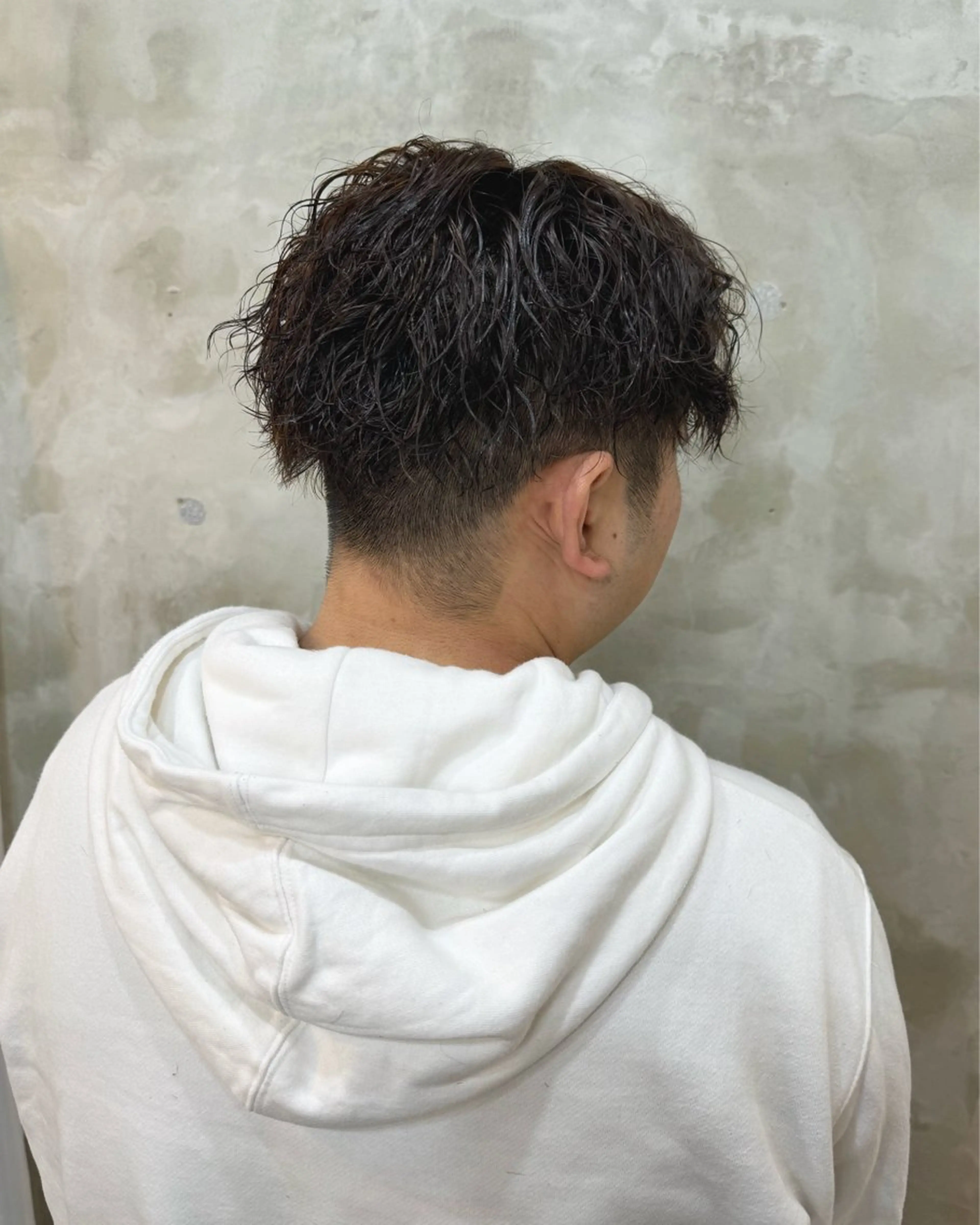 ショート パーマ メンズ センターパート 刈り上げ 波巻きパーマ 志賀 あずみのヘアスタイル