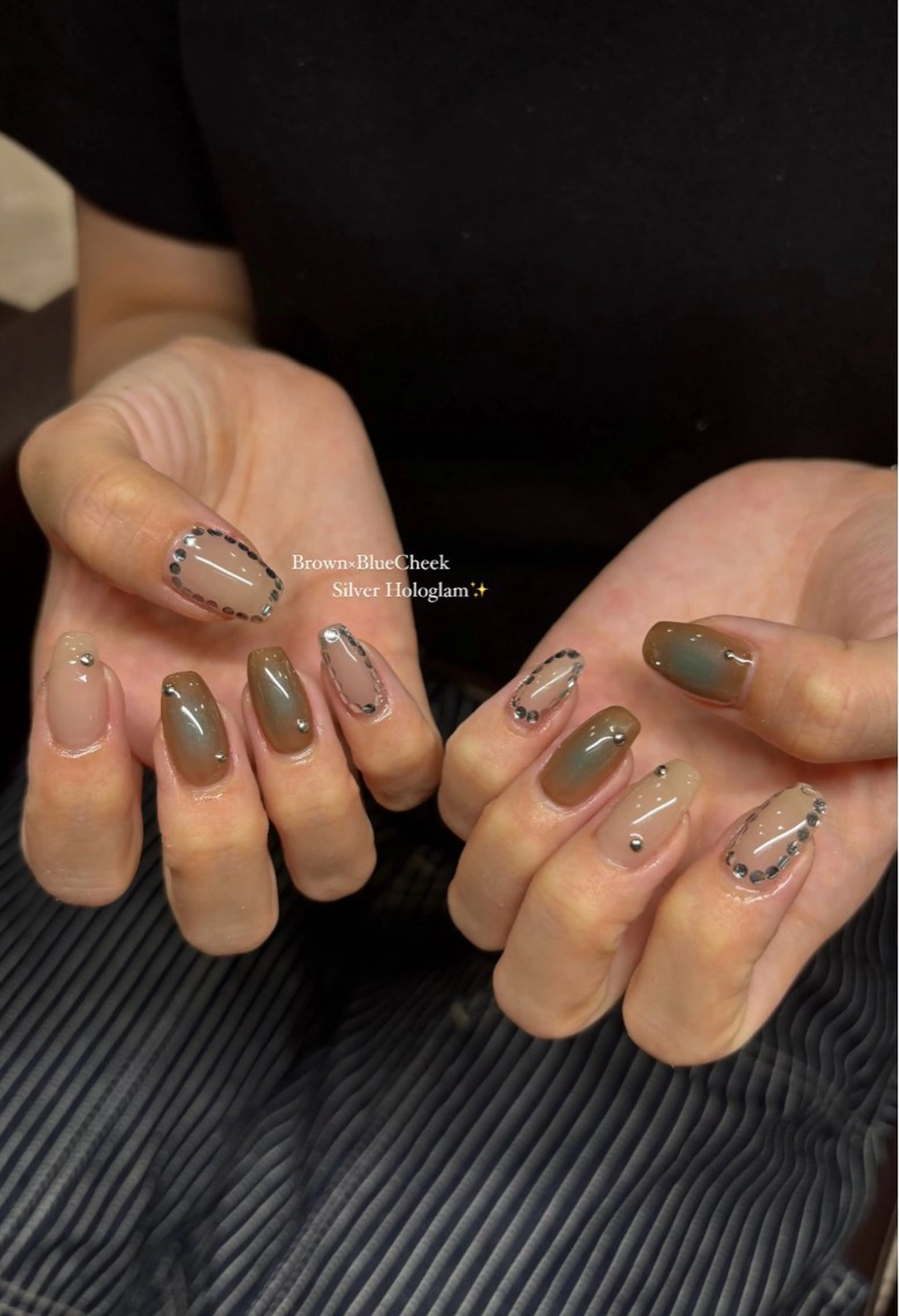 ネイル ブルー ブラウン チークネイル ハンドネイル Allure miuのネイルデザイン