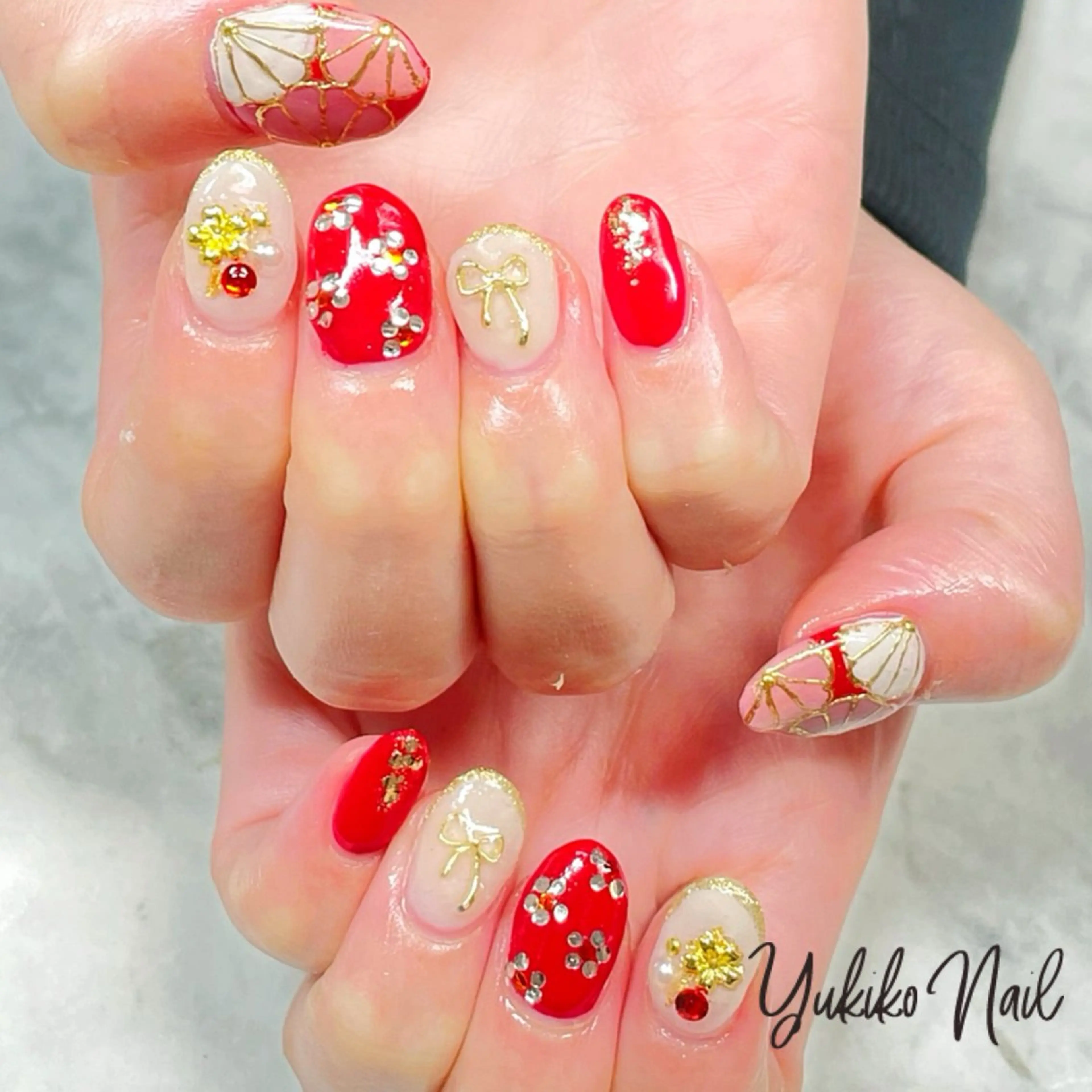 ネイル 成人式 ゴールド 赤色 リボン ハンドネイル ユキコ ネイルのネイルデザイン