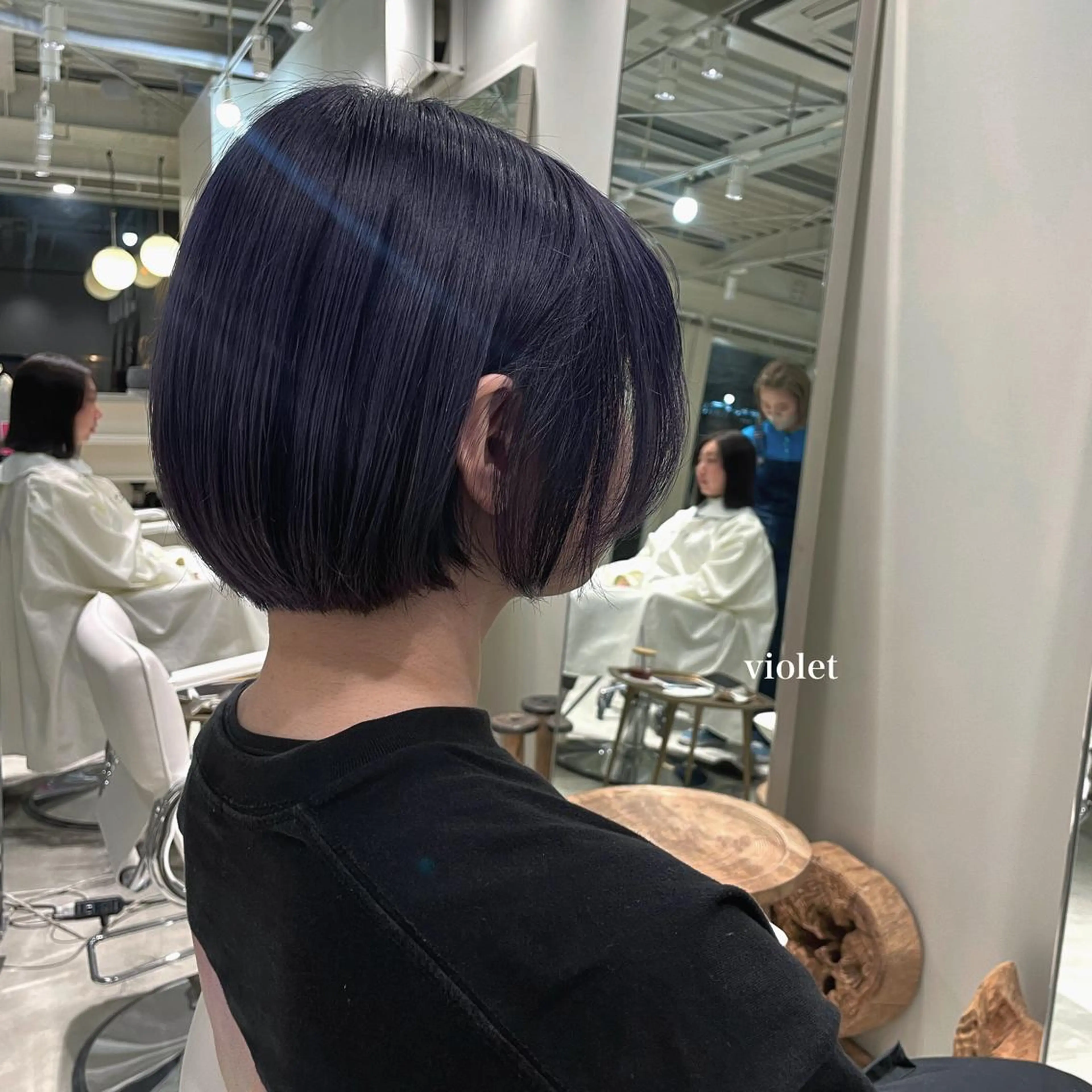 ショート カラー ブリーチ シルバー 峯崎 葵のヘアスタイル