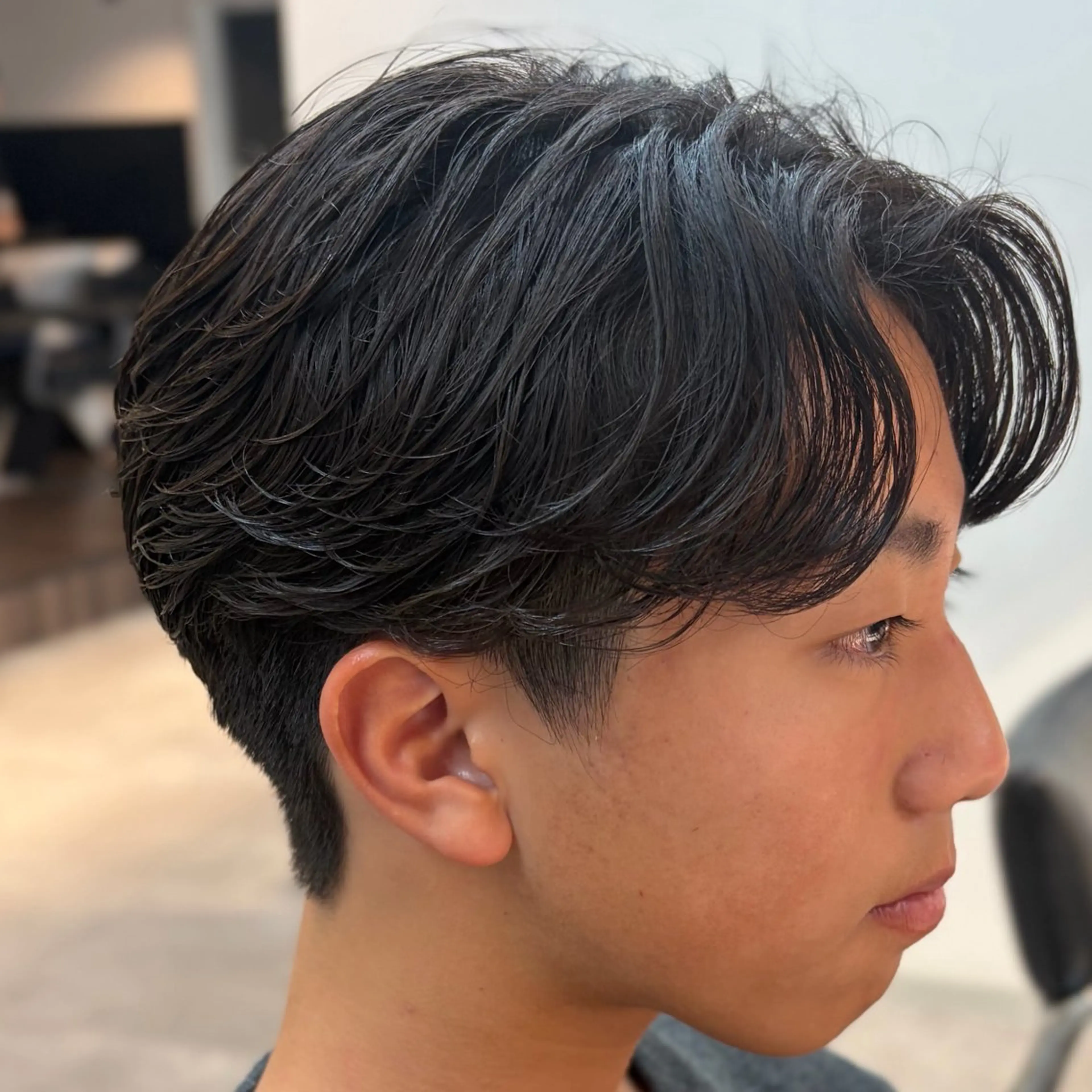 パーマ メンズ センターパート フェザーパーマ メンズ韓国風 メンズパーマ 刈り上げ カット パーマ 男の理想を叶える🔥 メンズパーマ特化｜関のヘアスタイル