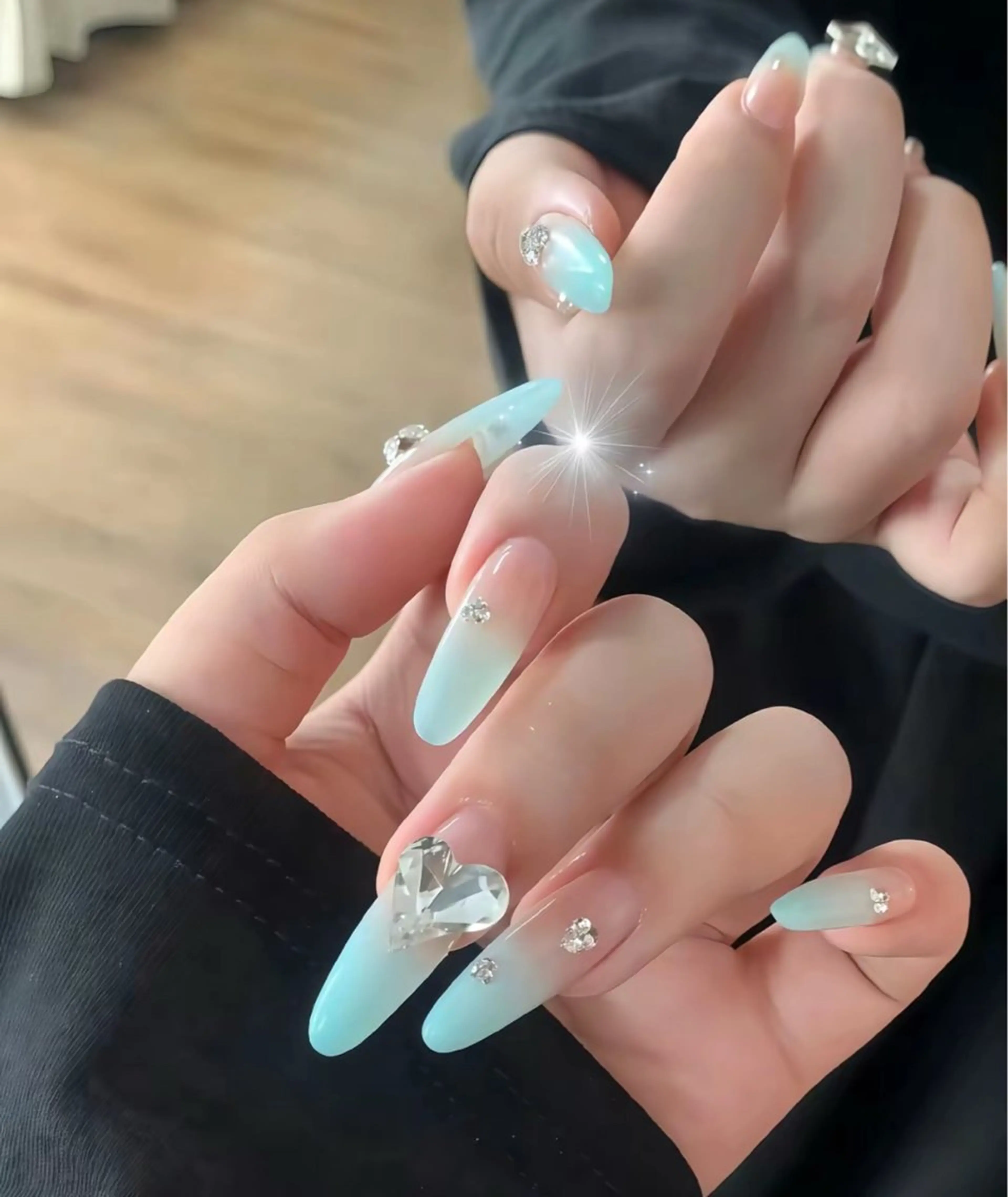 ネイル オーロラネイル クリアネイル フラッシュネイル ジェルネイル グラデーション ハンドネイル Amee Nail Salonのネイルデザイン