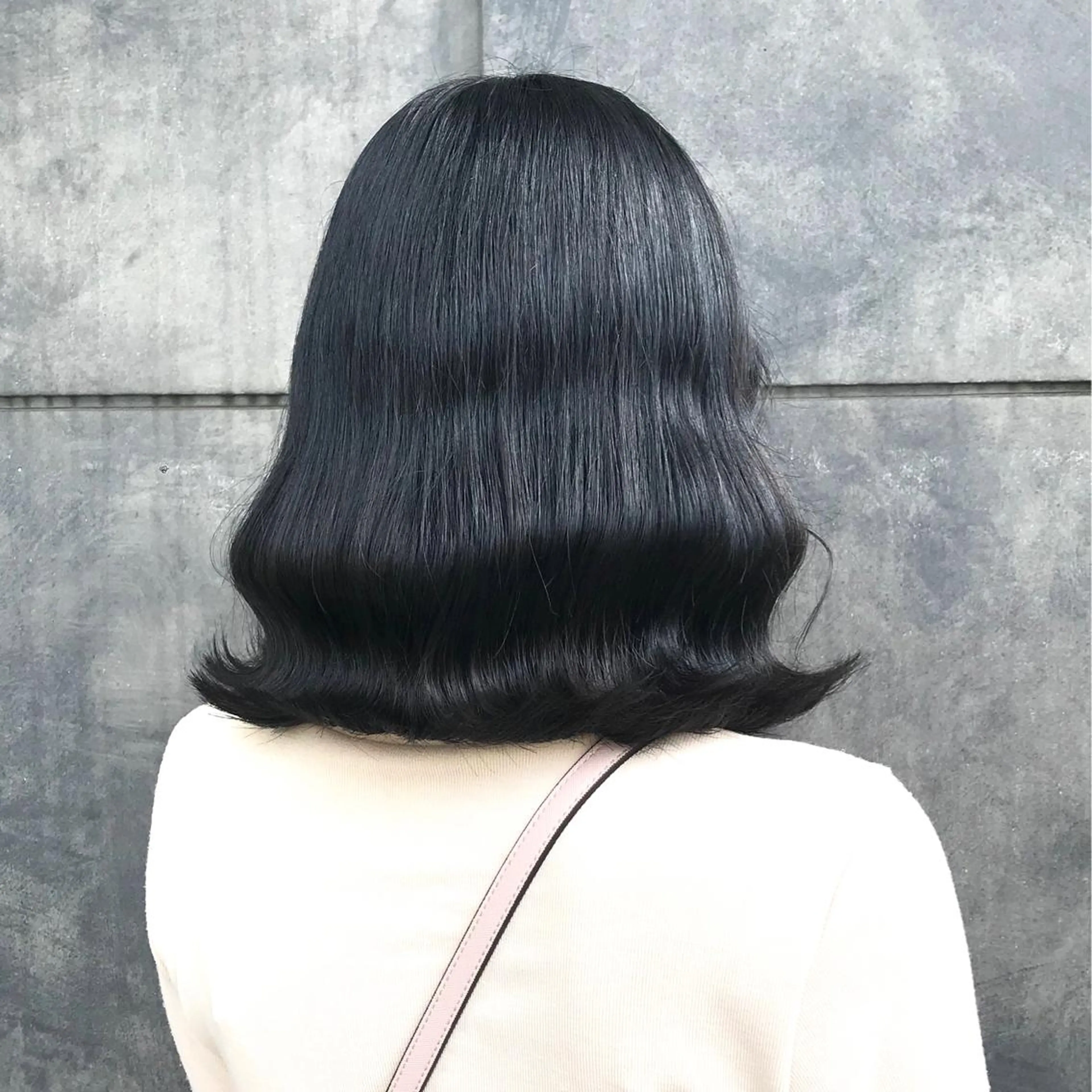 ミディアム カラー 黒髪 ブリーチ ブルーカラー ブルーブラック ブリーチなしカラー K-POP好き美容師 🇰🇷Kai.Yのヘアスタイル