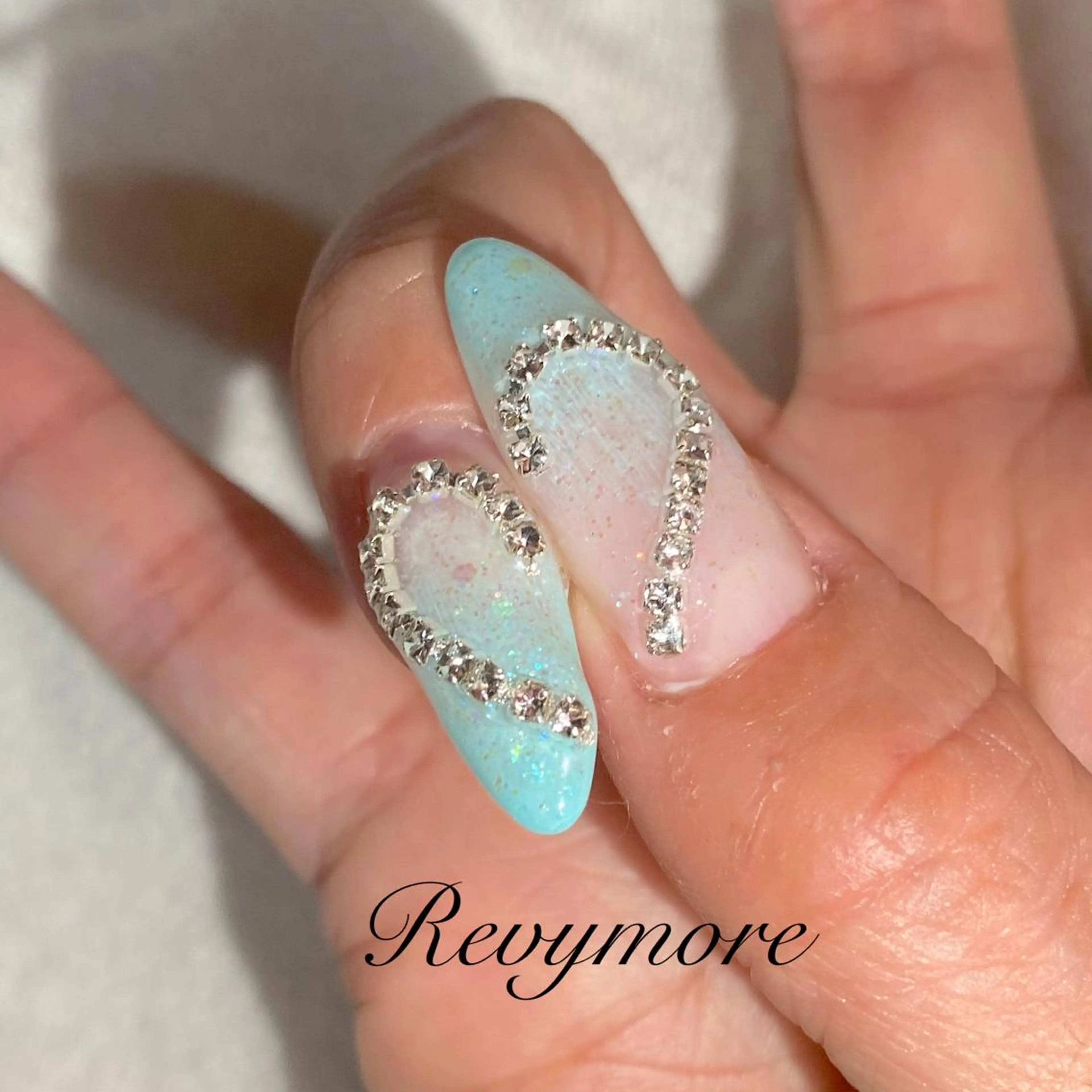 ミディアム ネイル 韓国風ヘア ブルー ジェルネイル ハート キラキラネイル nail salon Revymoreのネイルデザイン