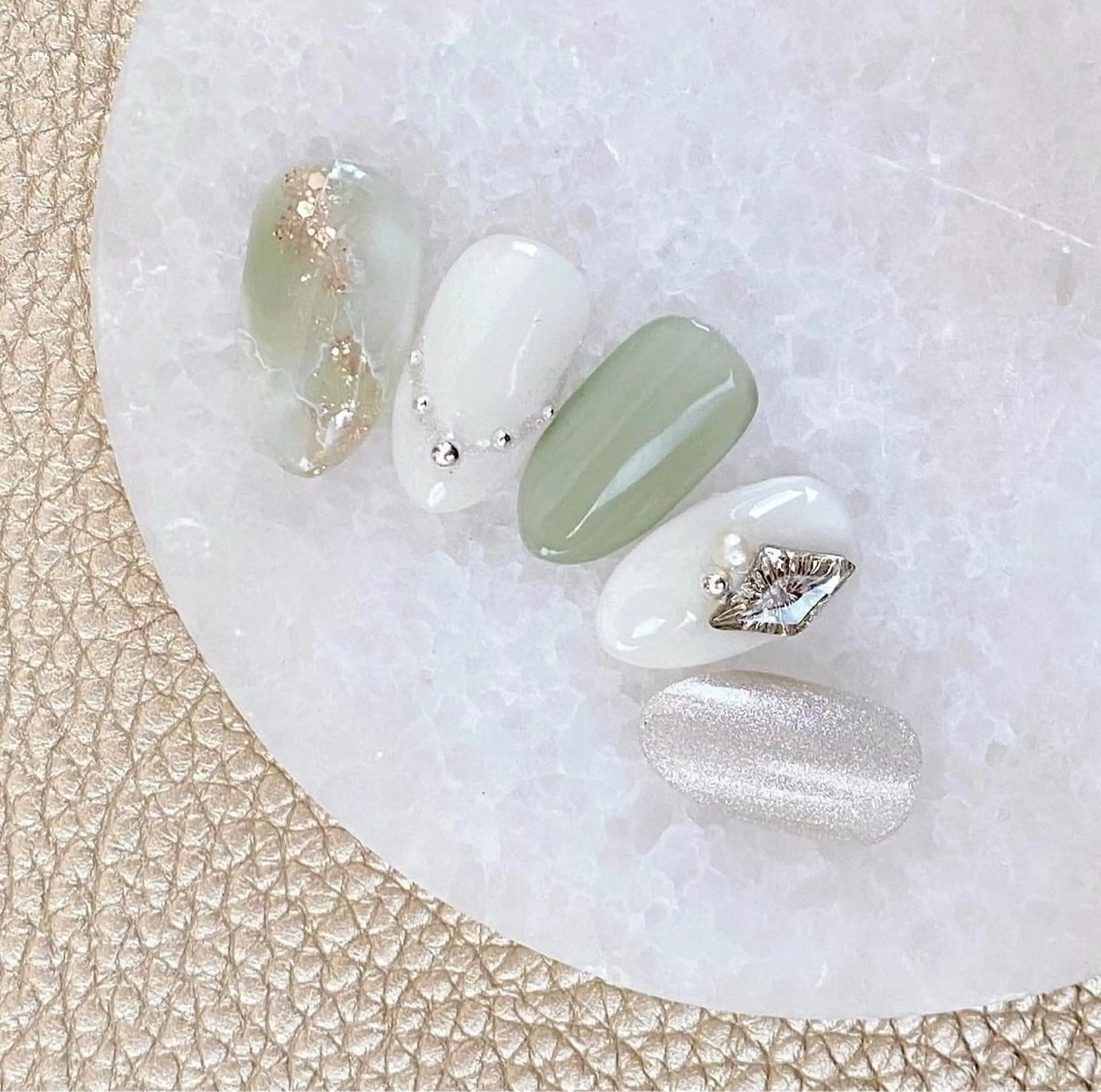 ネイル ニュアンスネイル シルバー ホワイト boite a bijoux Unaのネイルデザイン