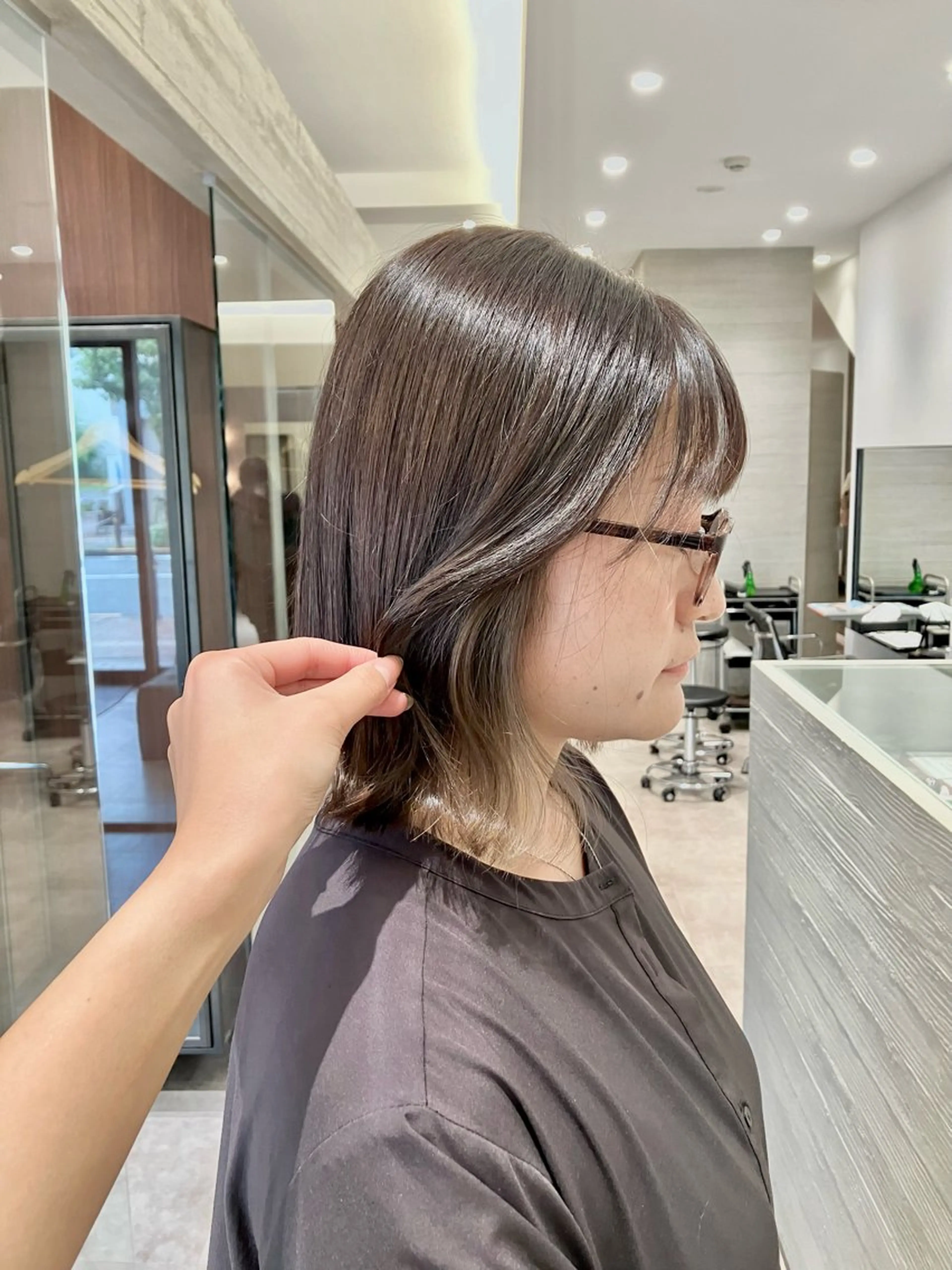 ショート カラー ベージュカラー サキ🤍ハイトーン 🩰くびれ巻きヘアのヘアスタイル